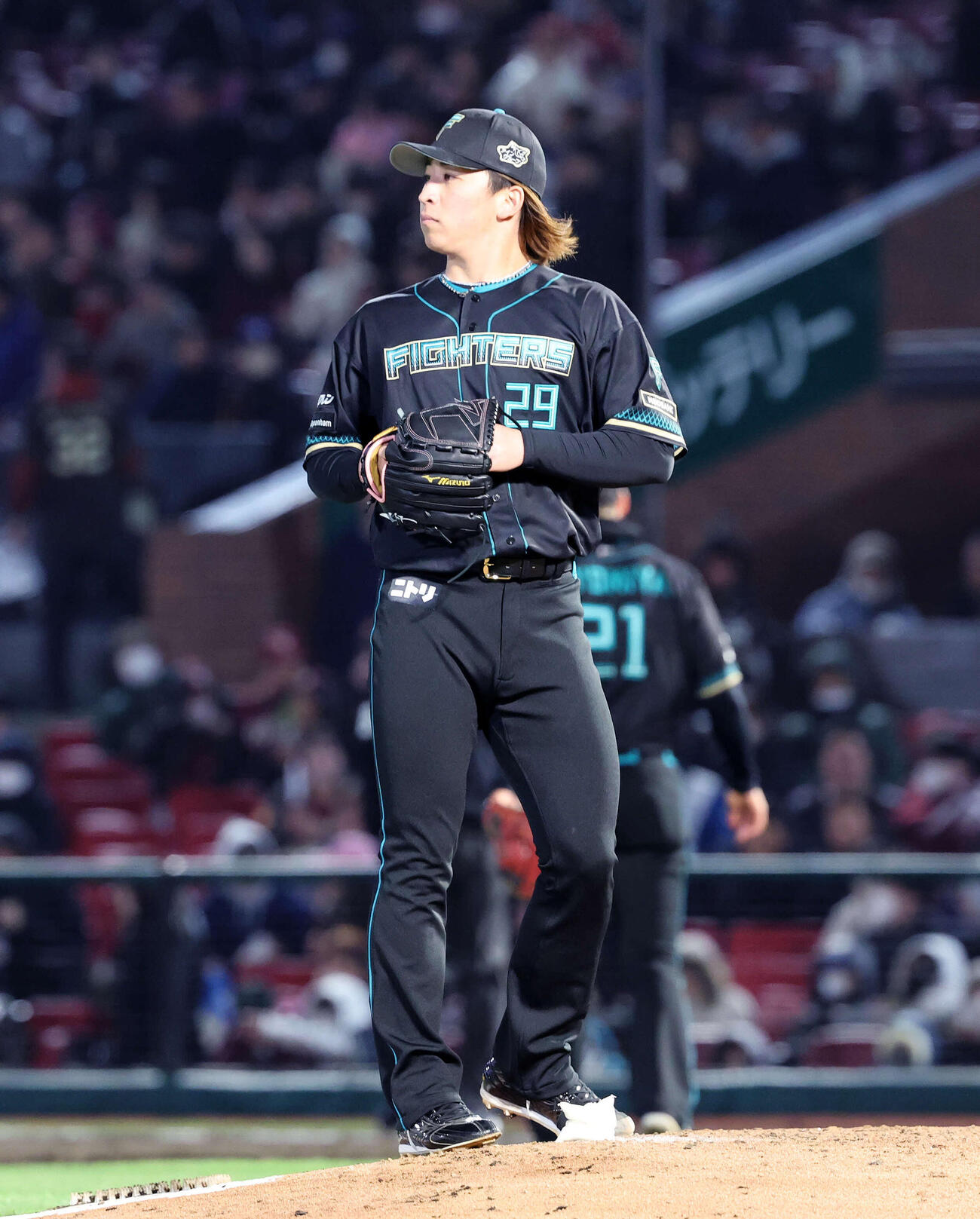 楽天対日本ハム　4回裏楽天1死二、三塁、黒川は2点適時二塁打を許した日本ハム細野（撮影・鈴木正人）　