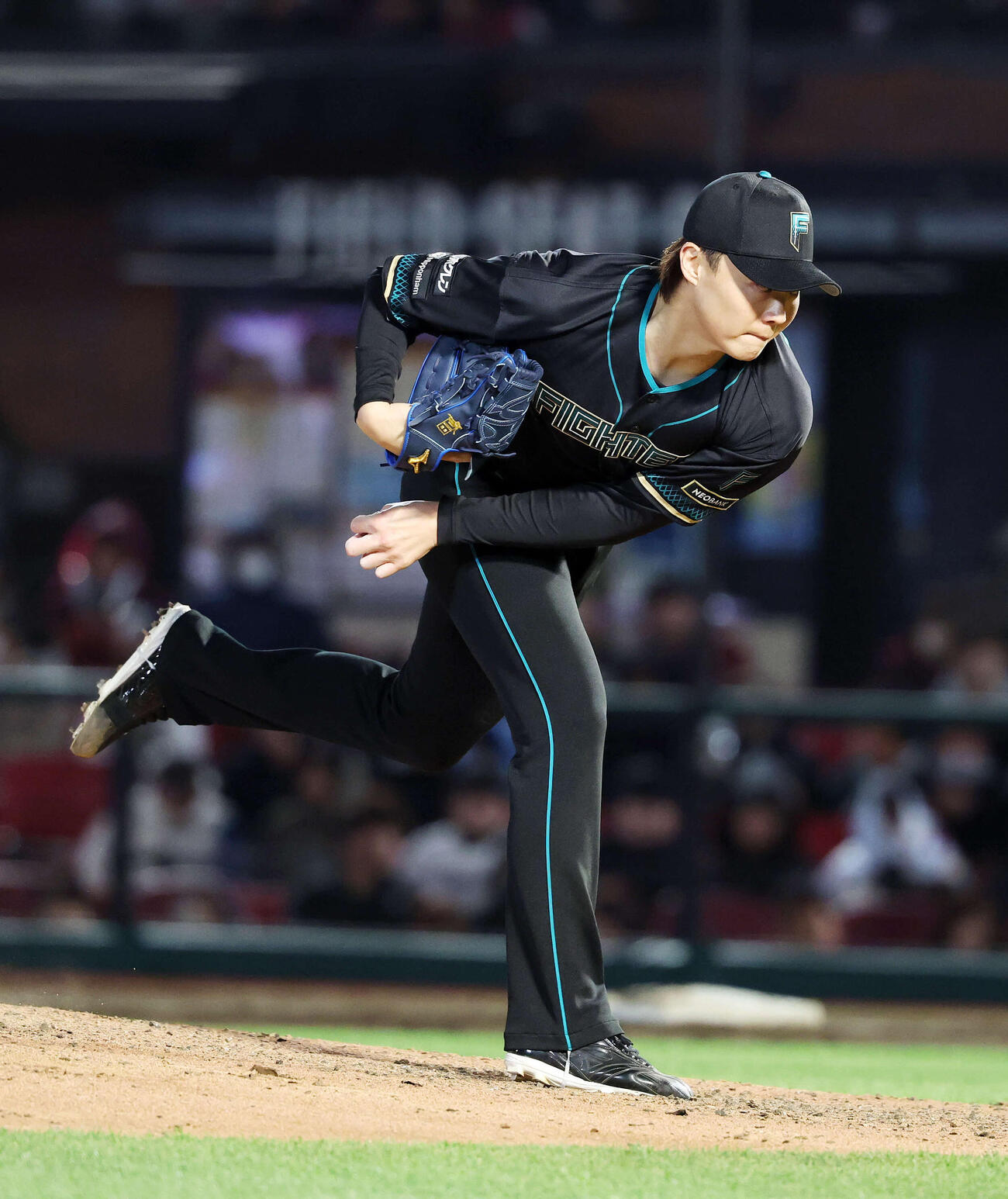 楽天対日本ハム　力投する日本ハム4番手の山﨑福（撮影・鈴木正人）　