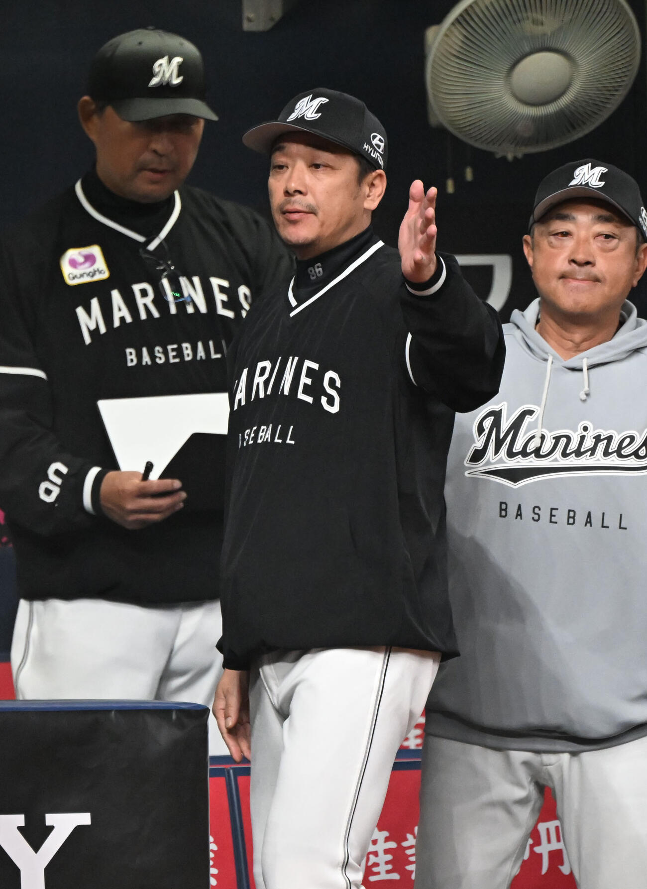 オリックス対ロッテ　9回、ベンチから指揮を執るロッテサブロー監督（撮影・和賀正仁）