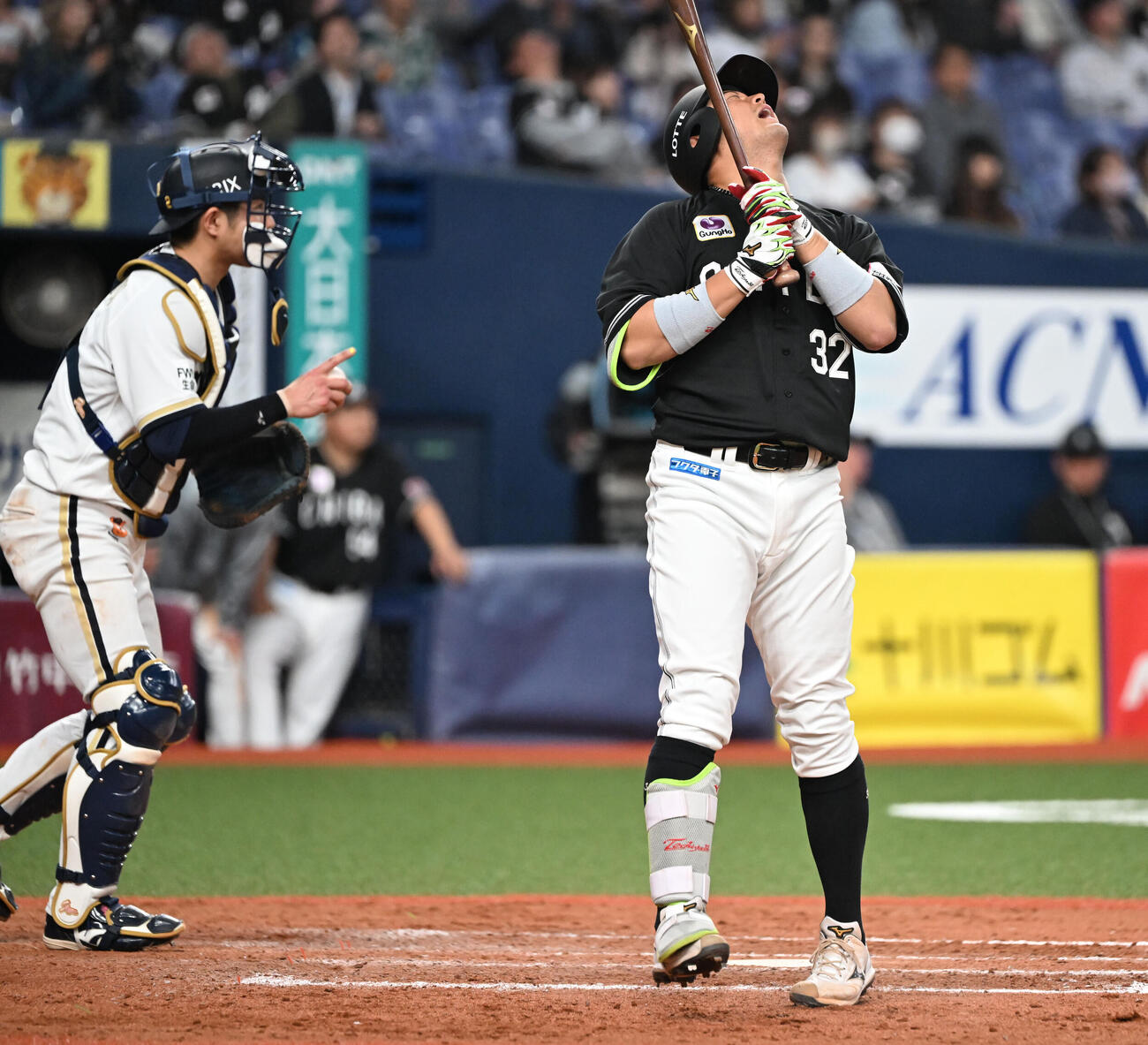 オリックス対ロッテ　9回表ロッテ1死二、三塁、空振り三振する佐藤（撮影・和賀正仁）