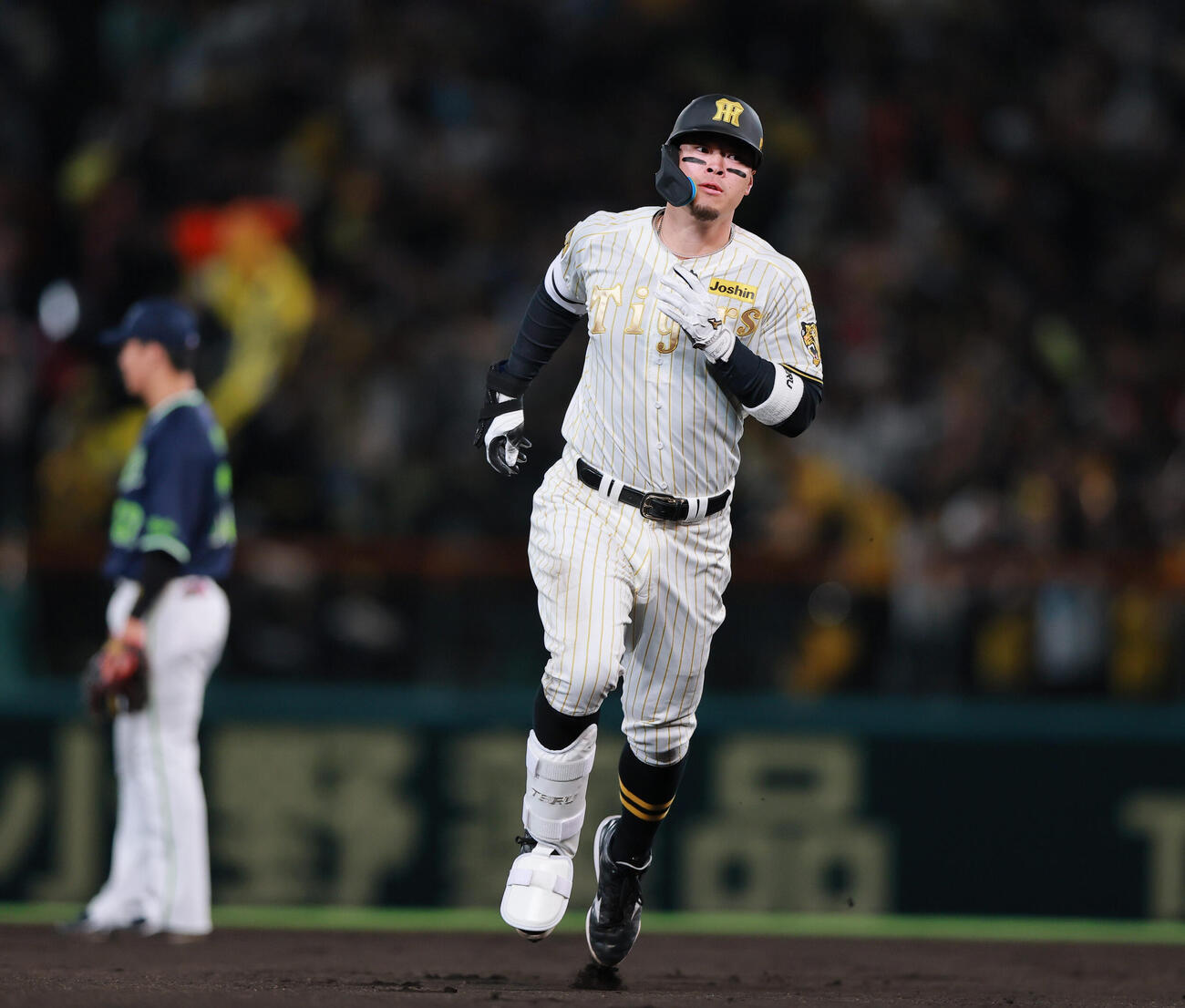 阪神対ヤクルト　8回裏阪神2死一塁、佐藤は2点本塁打を放ちダイヤモンドを1周する（撮影・上山淳一）