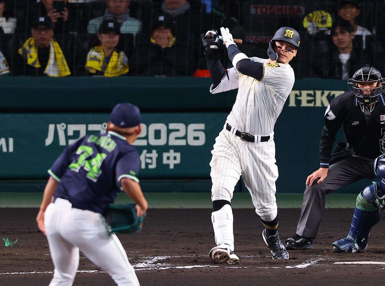 阪神対ヤクルト　6回裏阪神2死満塁、佐藤は2点適時打を放つ（撮影・上田博志）