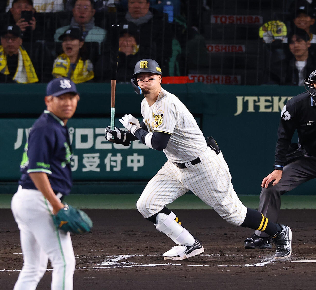 阪神対ヤクルト　6回裏阪神2死満塁、佐藤は2点適時打を放つ（撮影・上田博志）