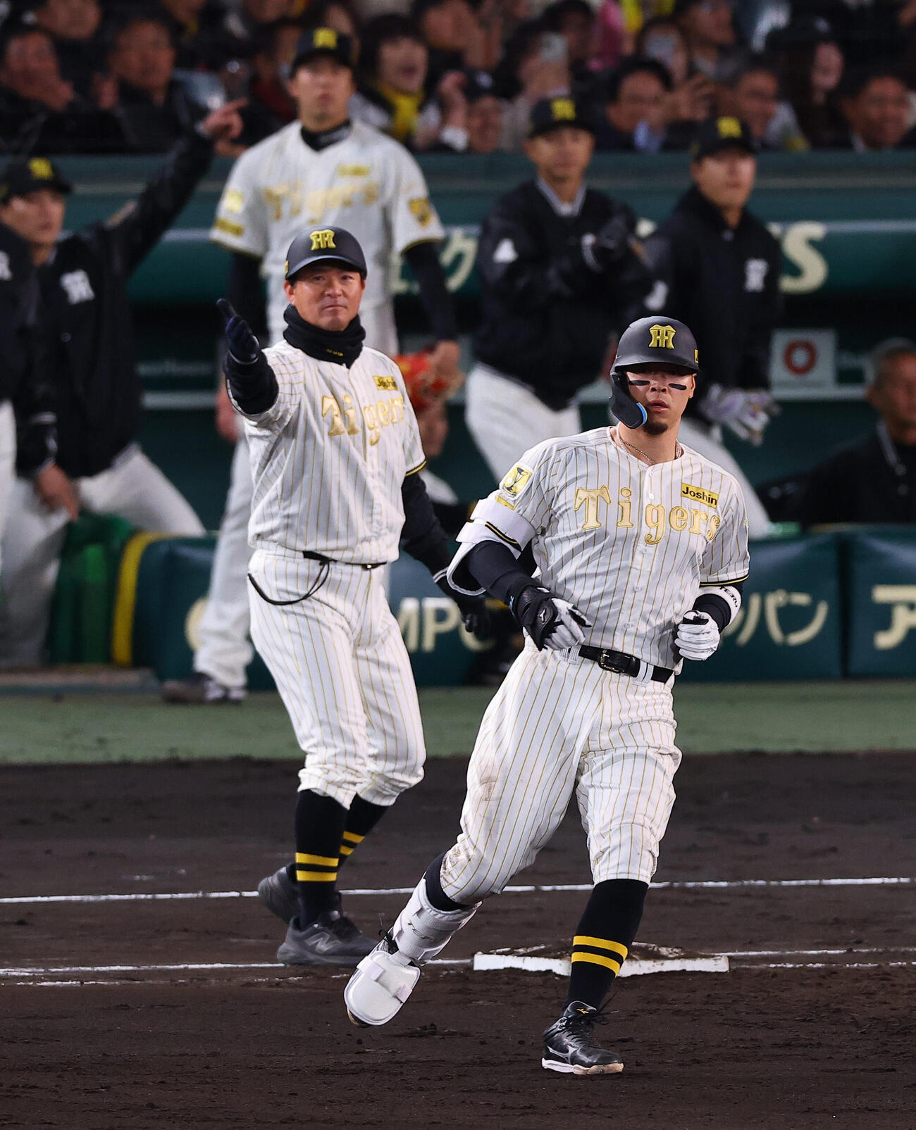 阪神対ヤクルト　6回裏阪神2死満塁、佐藤は2点適時打を放つ（撮影・上田博志）