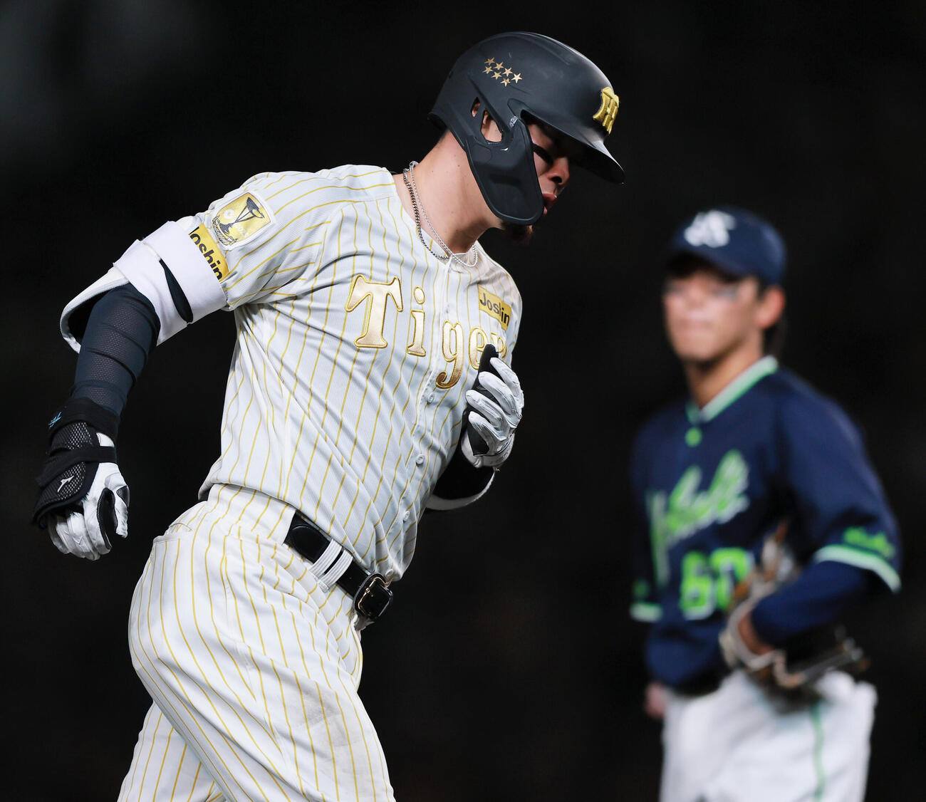 阪神対ヤクルト　8回裏阪神2死一塁、佐藤は2点本塁打を放ちダイヤモンドを1周する（撮影・上山淳一）