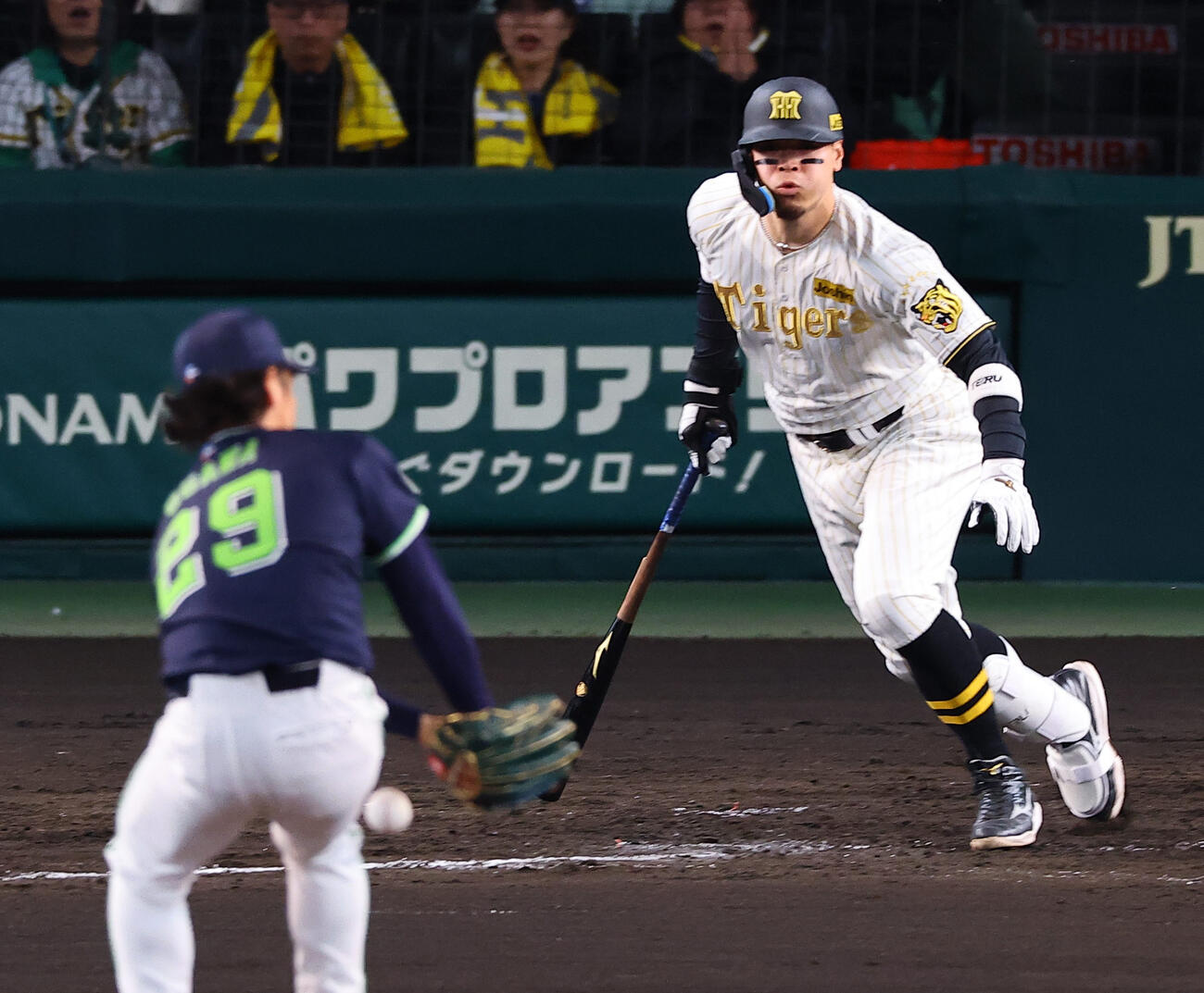 阪神対ヤクルト　4回裏阪神2死、佐藤は内野安打を放つ（撮影・上田博志）