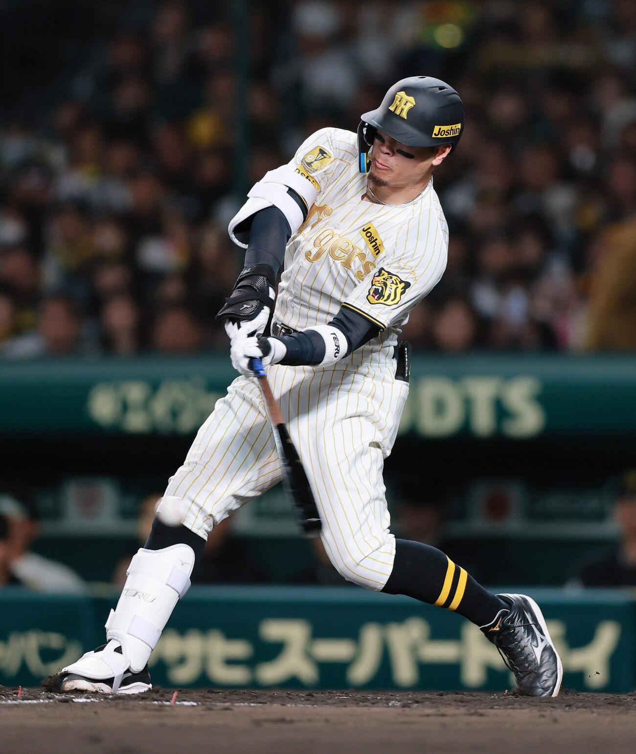 阪神対ヤクルト　4回裏阪神2死、佐藤は内野安打を放つ（撮影・上山淳一）