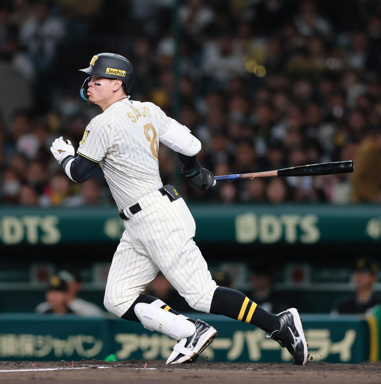 阪神対ヤクルト　4回裏阪神2死、佐藤は内野安打を放つ（撮影・上山淳一）