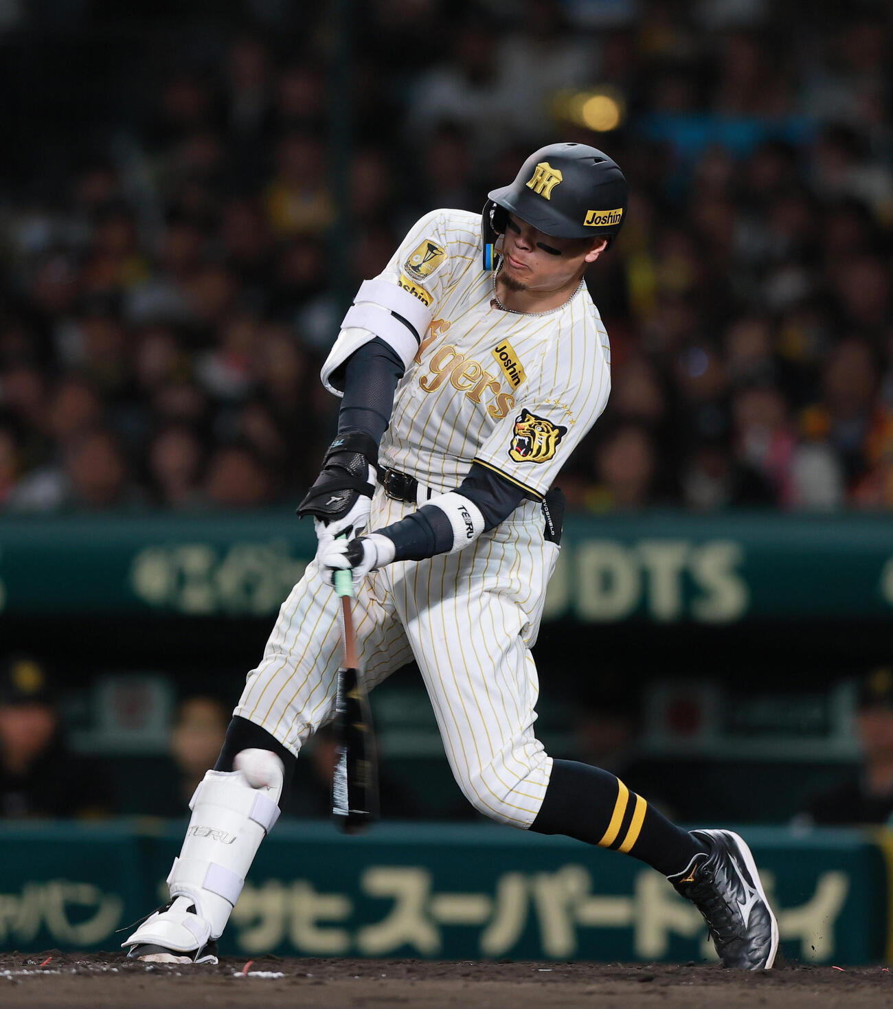 阪神対ヤクルト　5回裏阪神2死、安打を放つ佐藤（撮影・上山淳一）