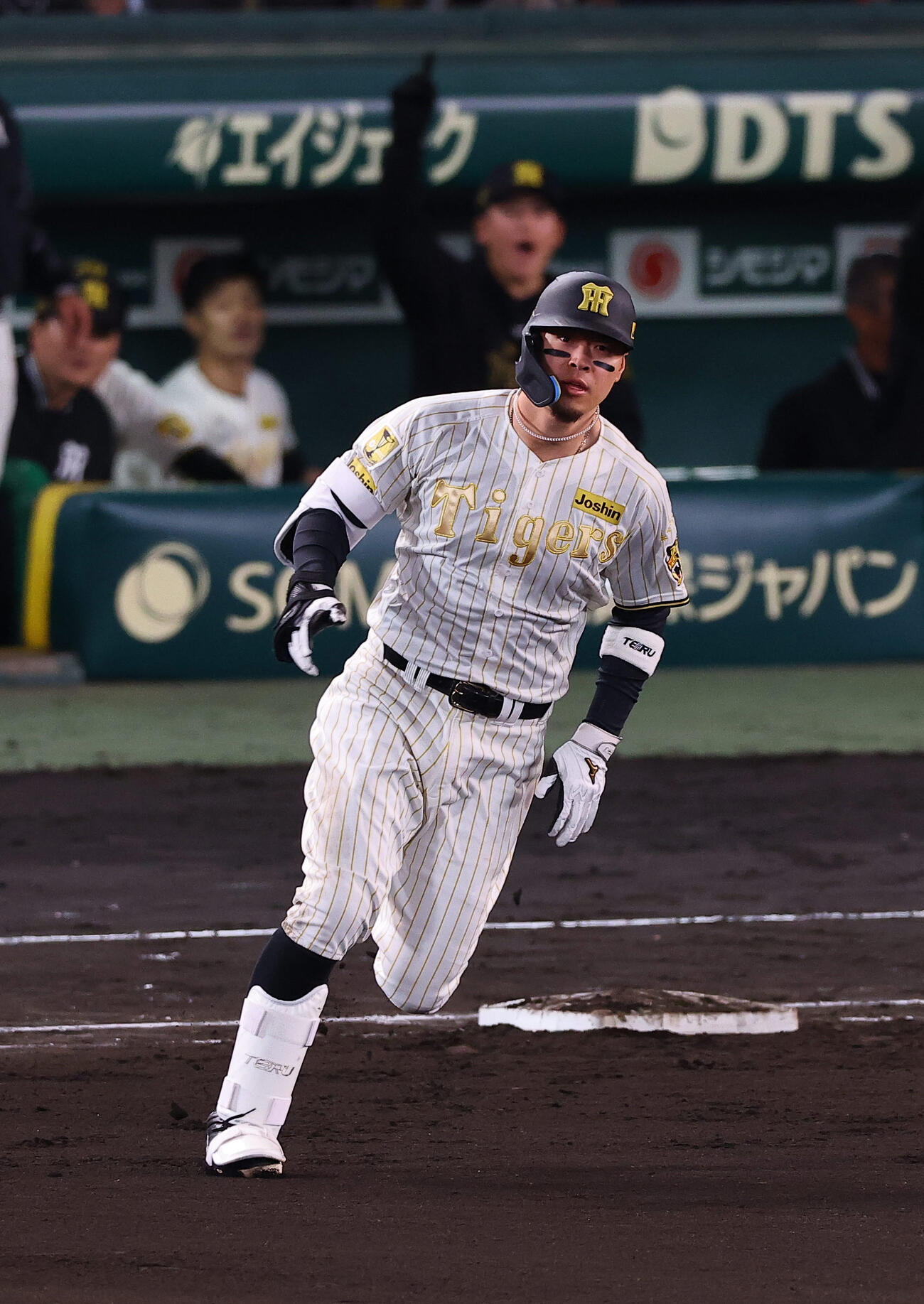 阪神対ヤクルト　8回裏阪神2死一塁、佐藤は2点本塁打を放つ（撮影・上田博志）