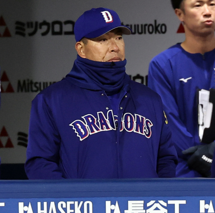 DeNA対中日　試合を見つめる中日井上監督（撮影・野上伸悟）