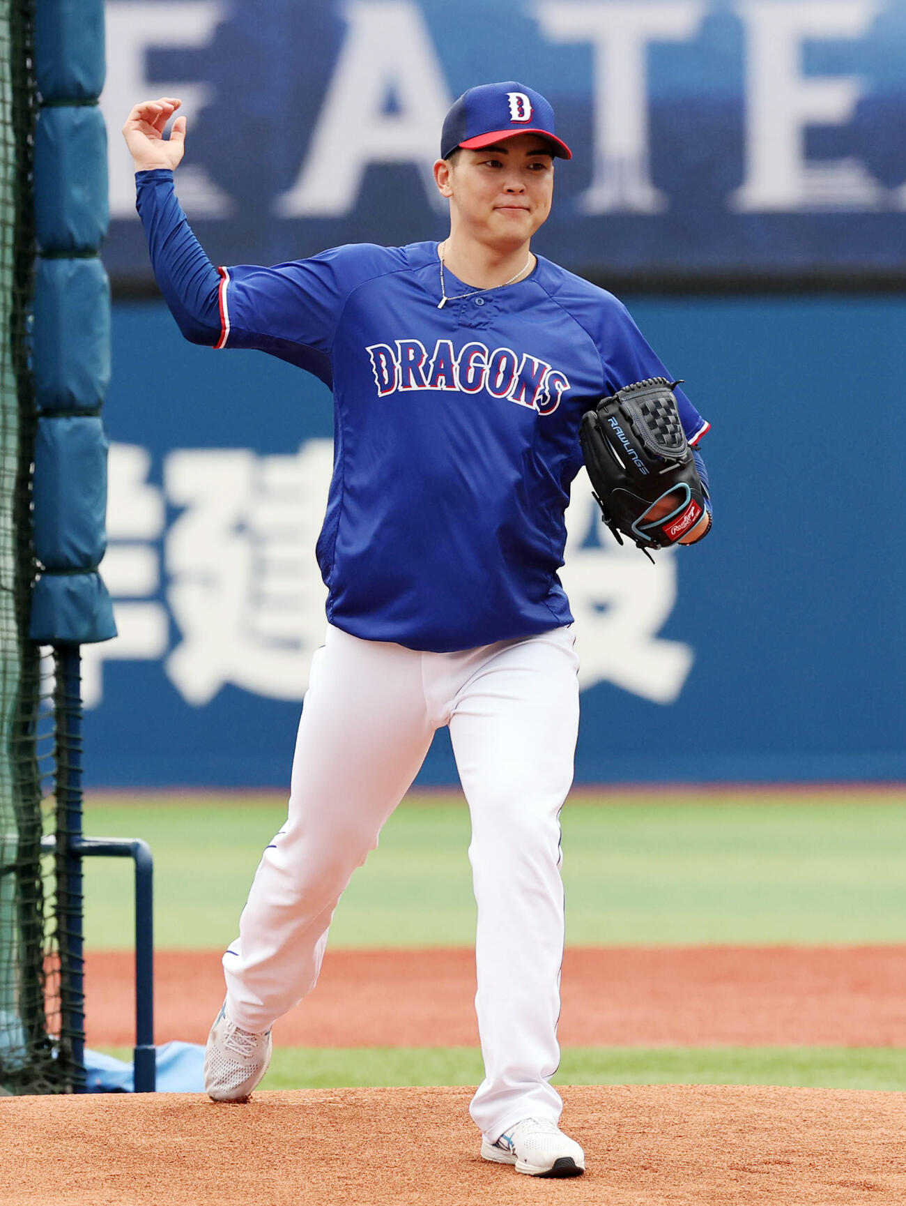 マウンドを確認する中日中西（撮影・野上伸悟）
