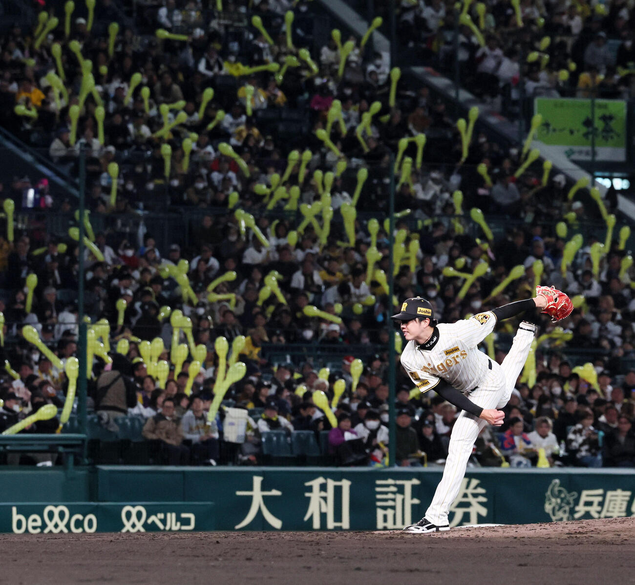 阪神対ヤクルト　7回表、スタンドに風船が広がる中、好投を見せる阪神才木（撮影・加藤哉）