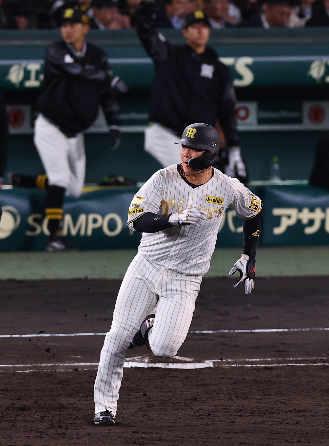 阪神対ヤクルト　5回裏阪神2死一塁、大山は二塁打を放つ（撮影・上田博志）