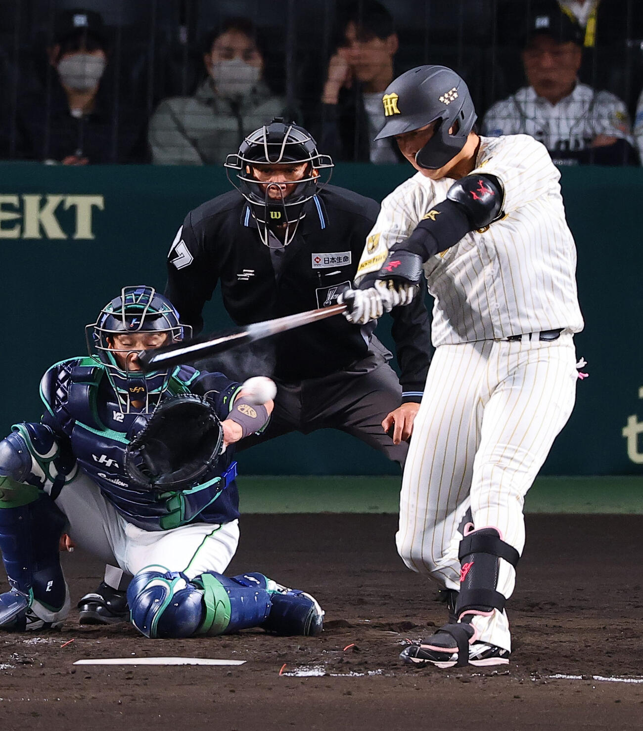 阪神対ヤクルト　4回裏阪神2死一塁、大山は安打を放つ（撮影・上田博志）