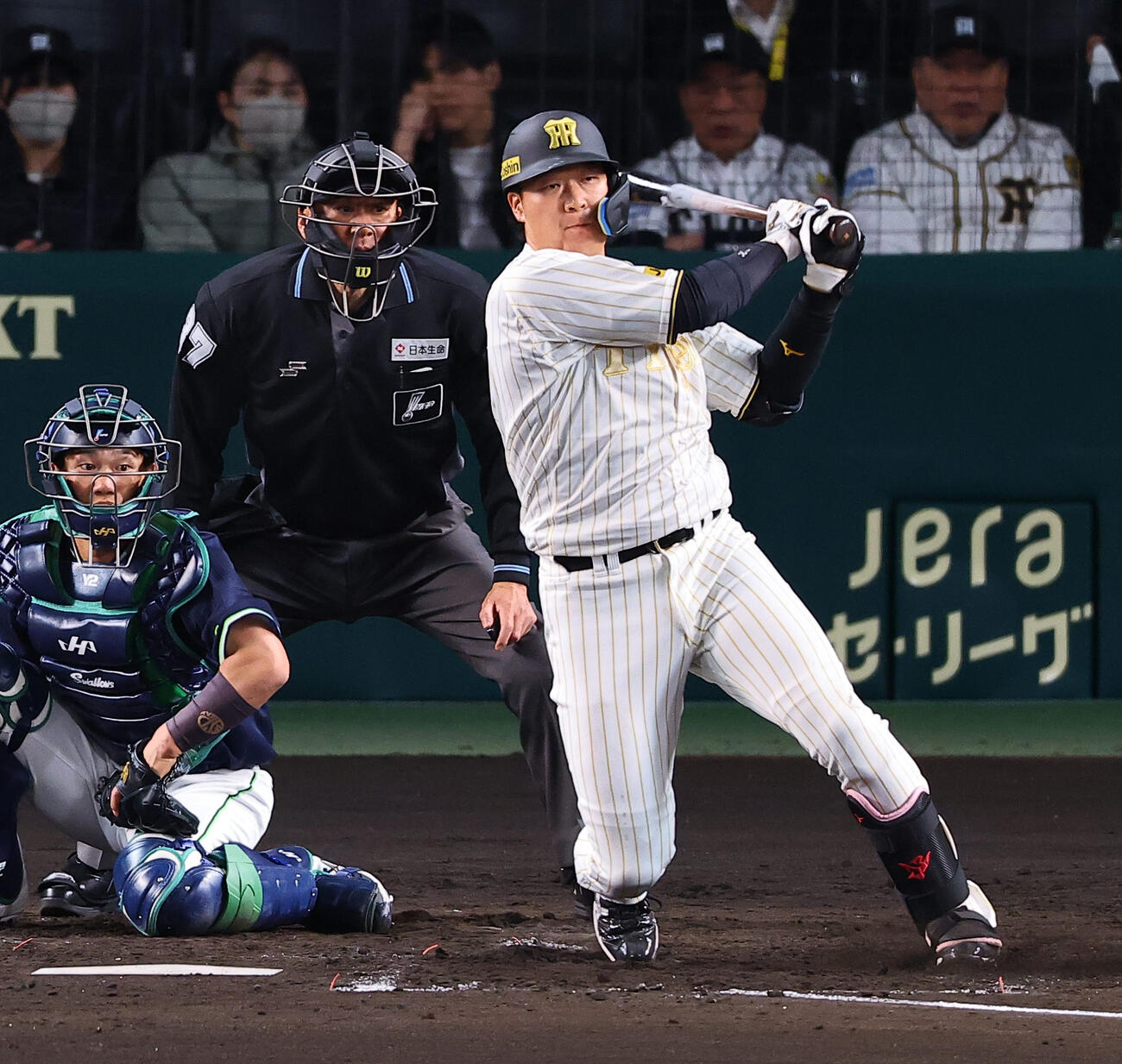 阪神対ヤクルト　4回裏阪神2死一塁、大山は安打を放つ（撮影・上田博志）