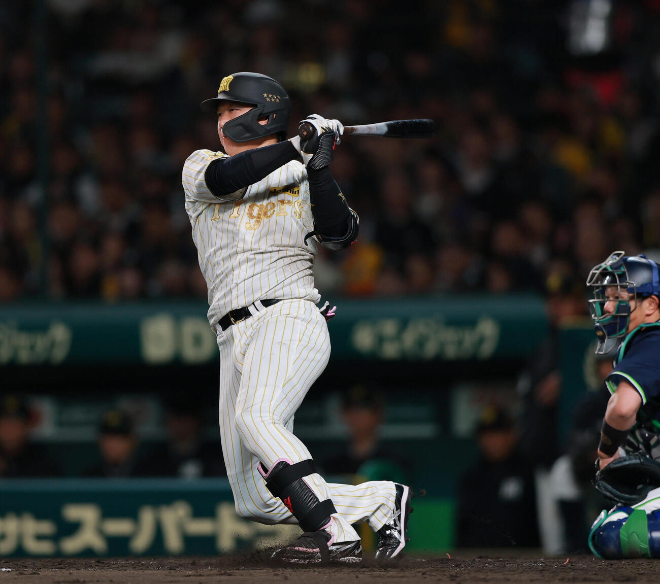 阪神対ヤクルト　4回裏阪神2死一塁、大山は安打を放つ（撮影・上山淳一）