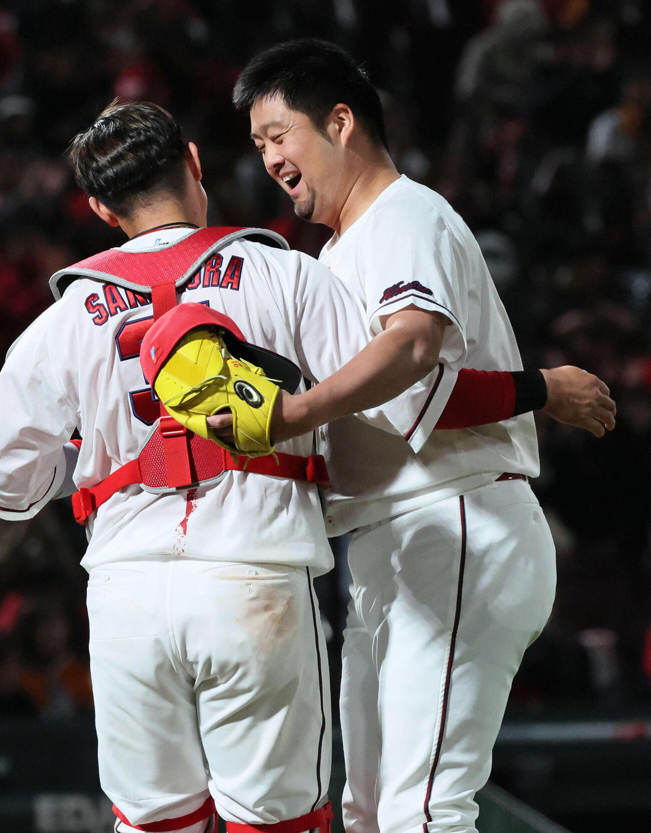 広島対巨人　抑えで最後を締めた中崎（右）と坂倉（撮影・加藤孝規）