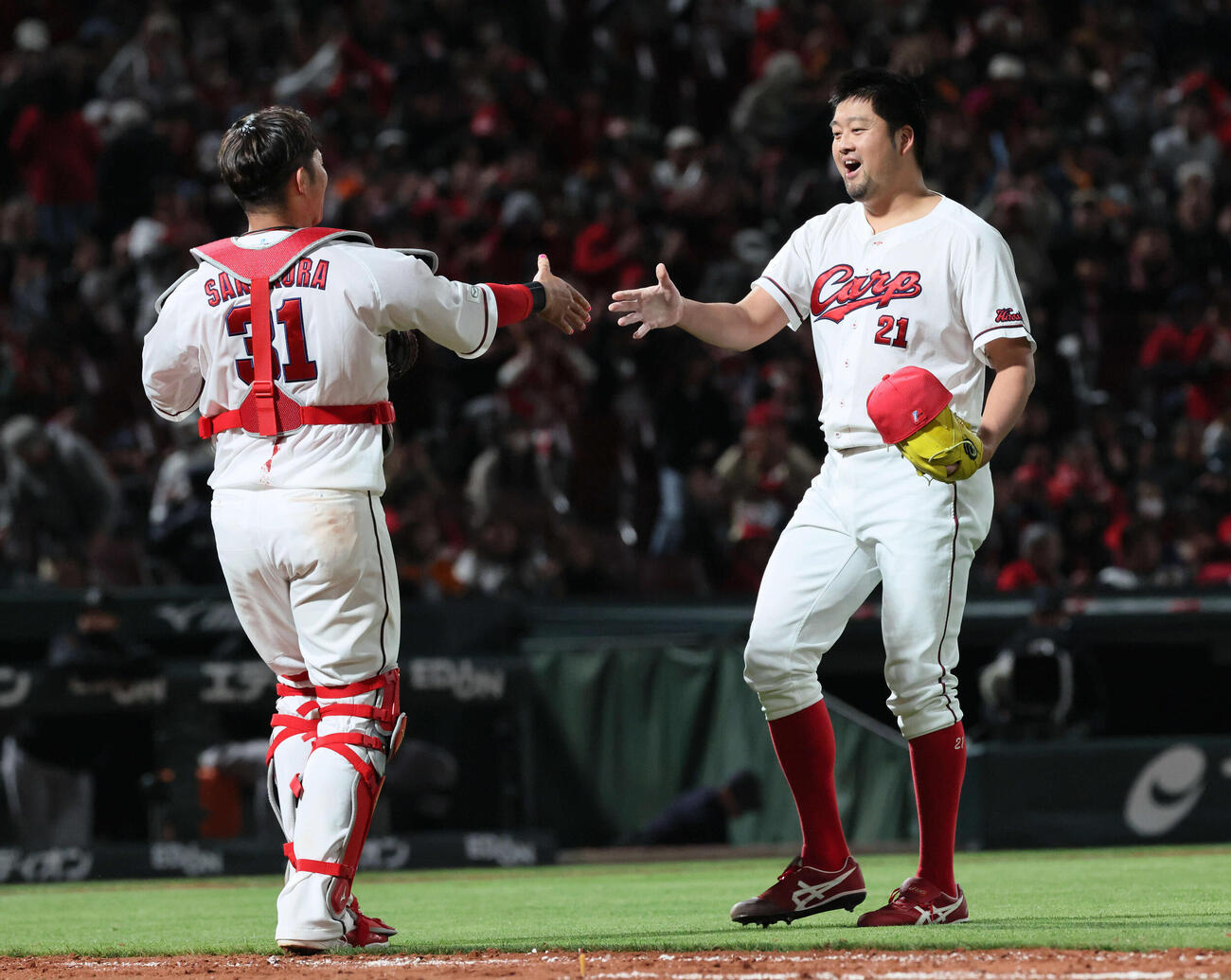広島対巨人　抑えで最後を締めた中崎（右）と坂倉（撮影・加藤孝規）