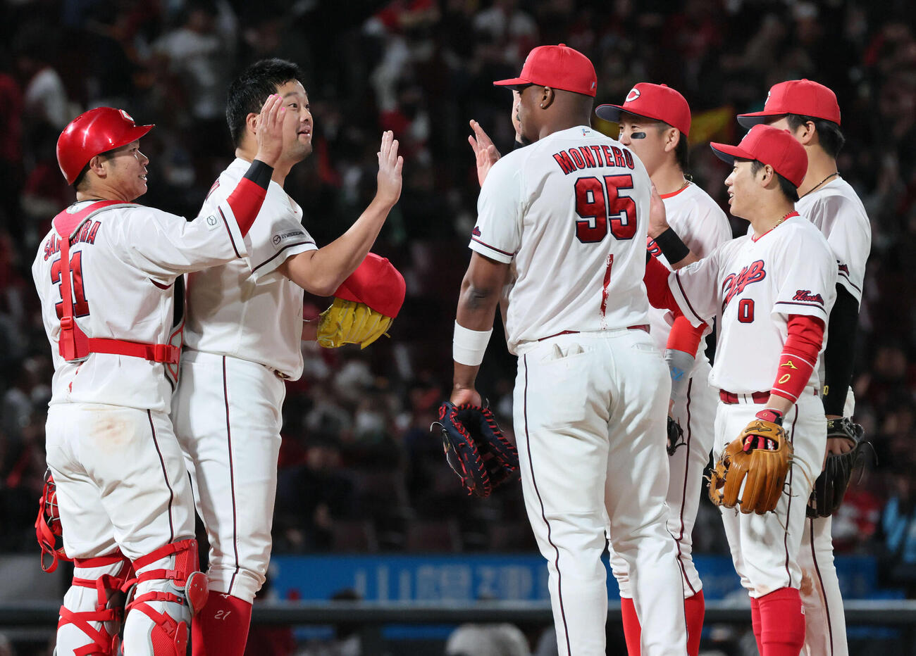 広島対巨人　9回表巨人、抑えで最後を締めた中崎（左から2人目）とチームメート（撮影・加藤孝規）