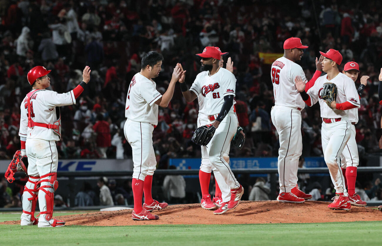 広島対巨人　9回表巨人、抑えで最後を締めた中崎（左から2人目）とチームメート（撮影・加藤孝規）