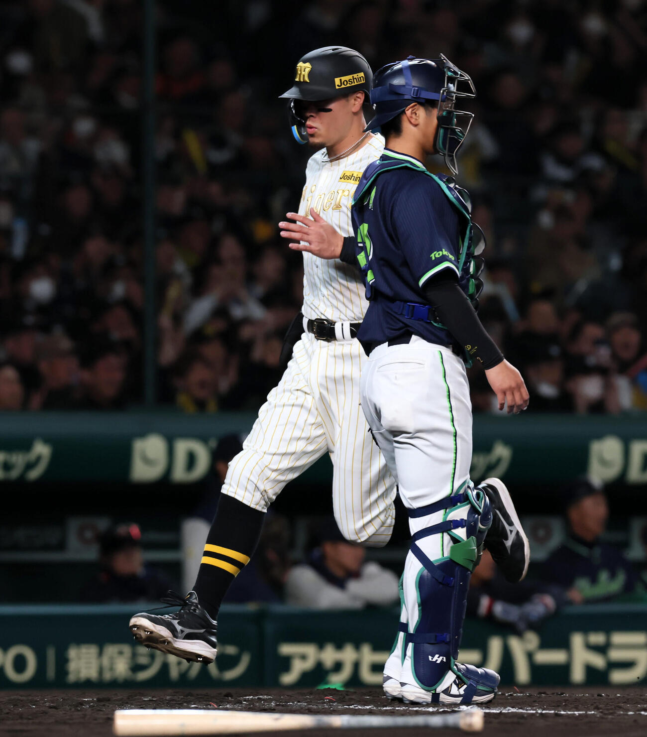 阪神対ヤクルト　4回裏阪神2死一、二塁、木浪の打球を適時失策し生還する二走佐藤（撮影・加藤哉）
