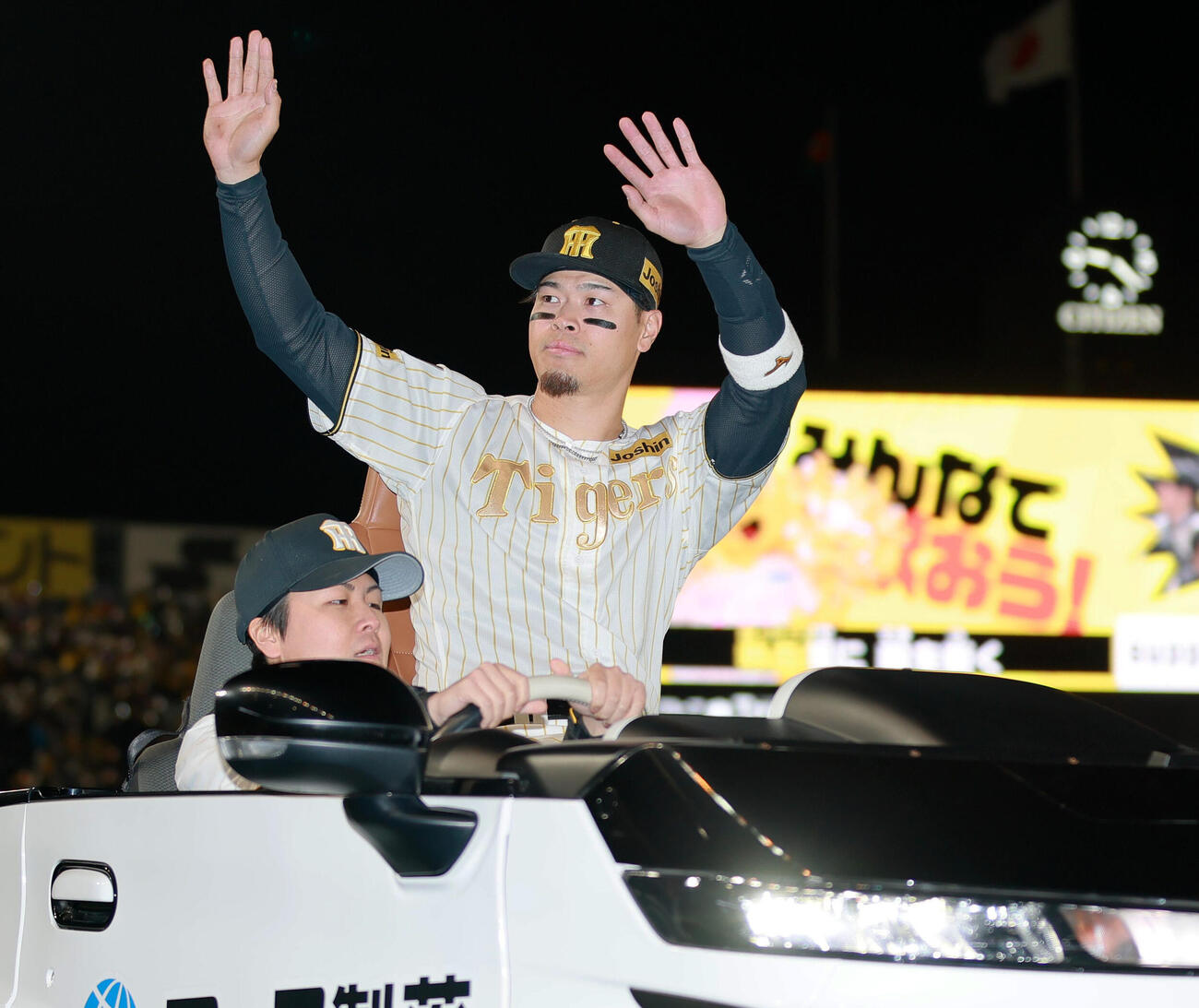 阪神対ヤクルト　ファンの声援に応えるヒーローの阪神佐藤（撮影・上山淳一）