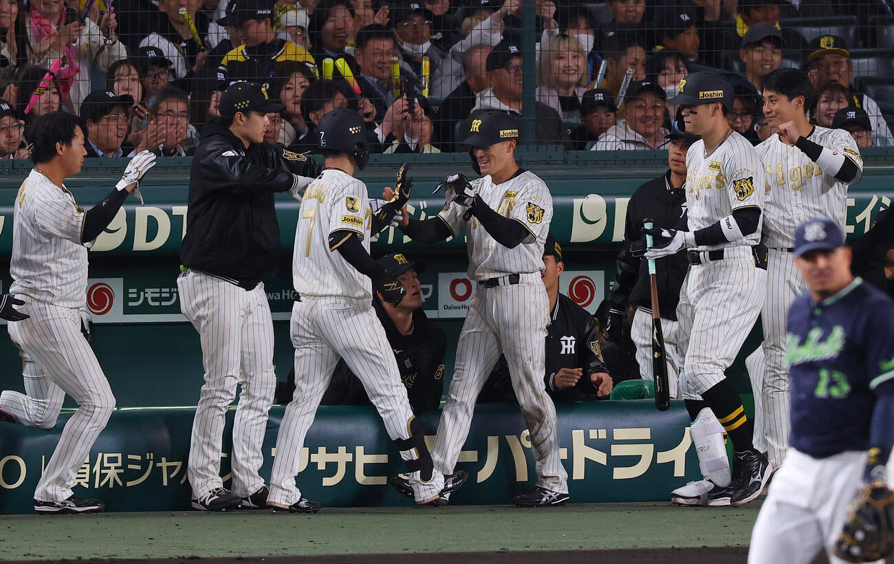 阪神対ヤクルト　5回裏阪神1死二、三塁、中野の勝ち越し犠飛で生還した福島（中央右）は笑顔を見せる（撮影・上田博志）