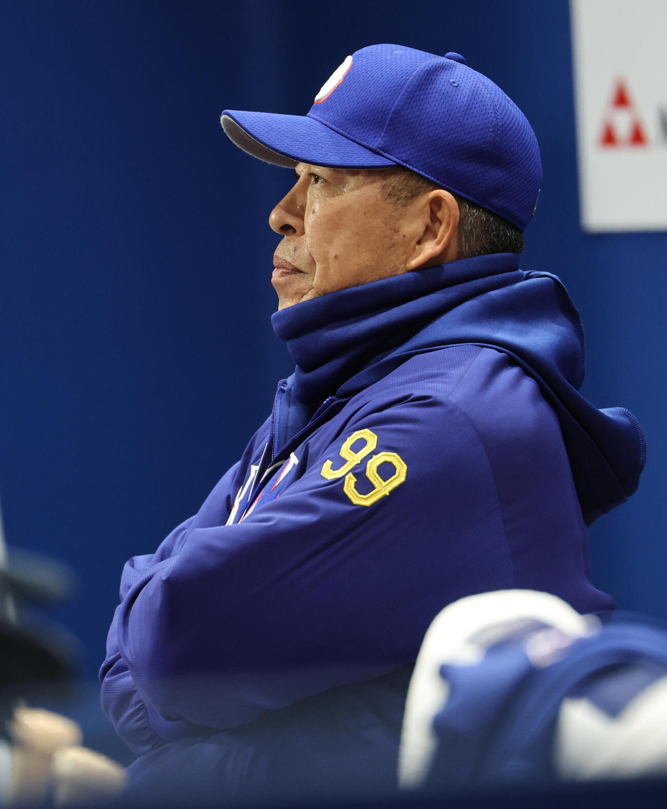 DeNA対中日　試合を見つめる中日井上監督（撮影・野上伸悟）