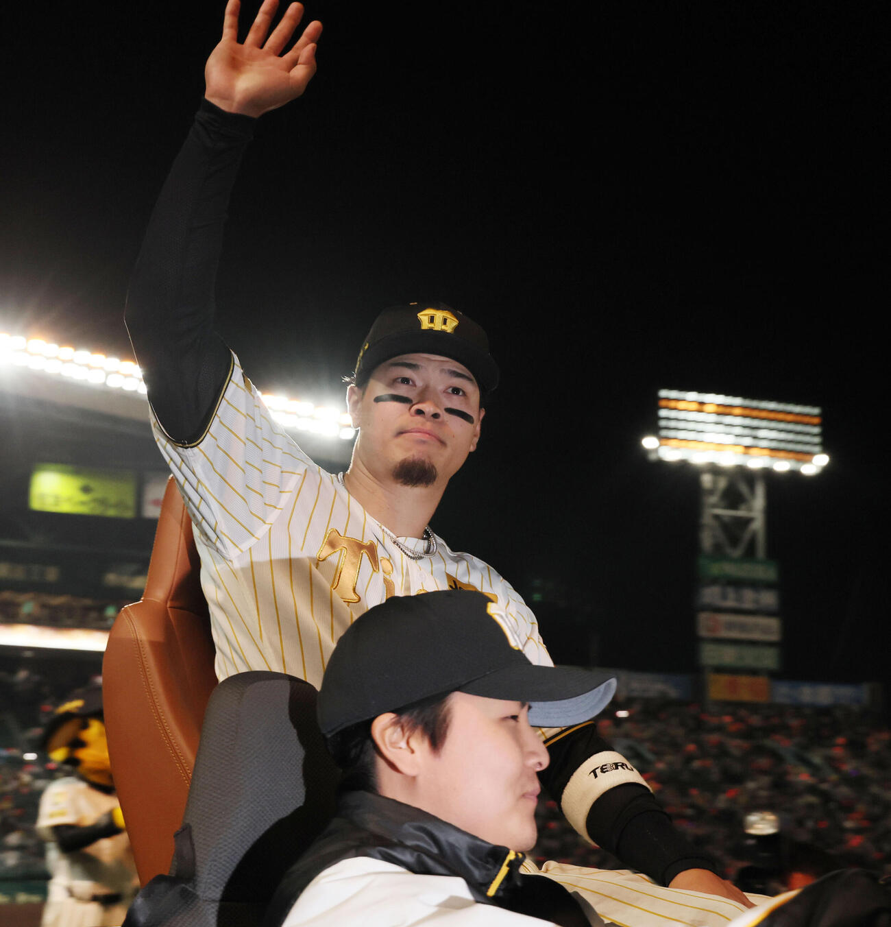 阪神対ヤクルト　リリーフカーで場内1周する阪神佐藤（撮影・加藤哉）