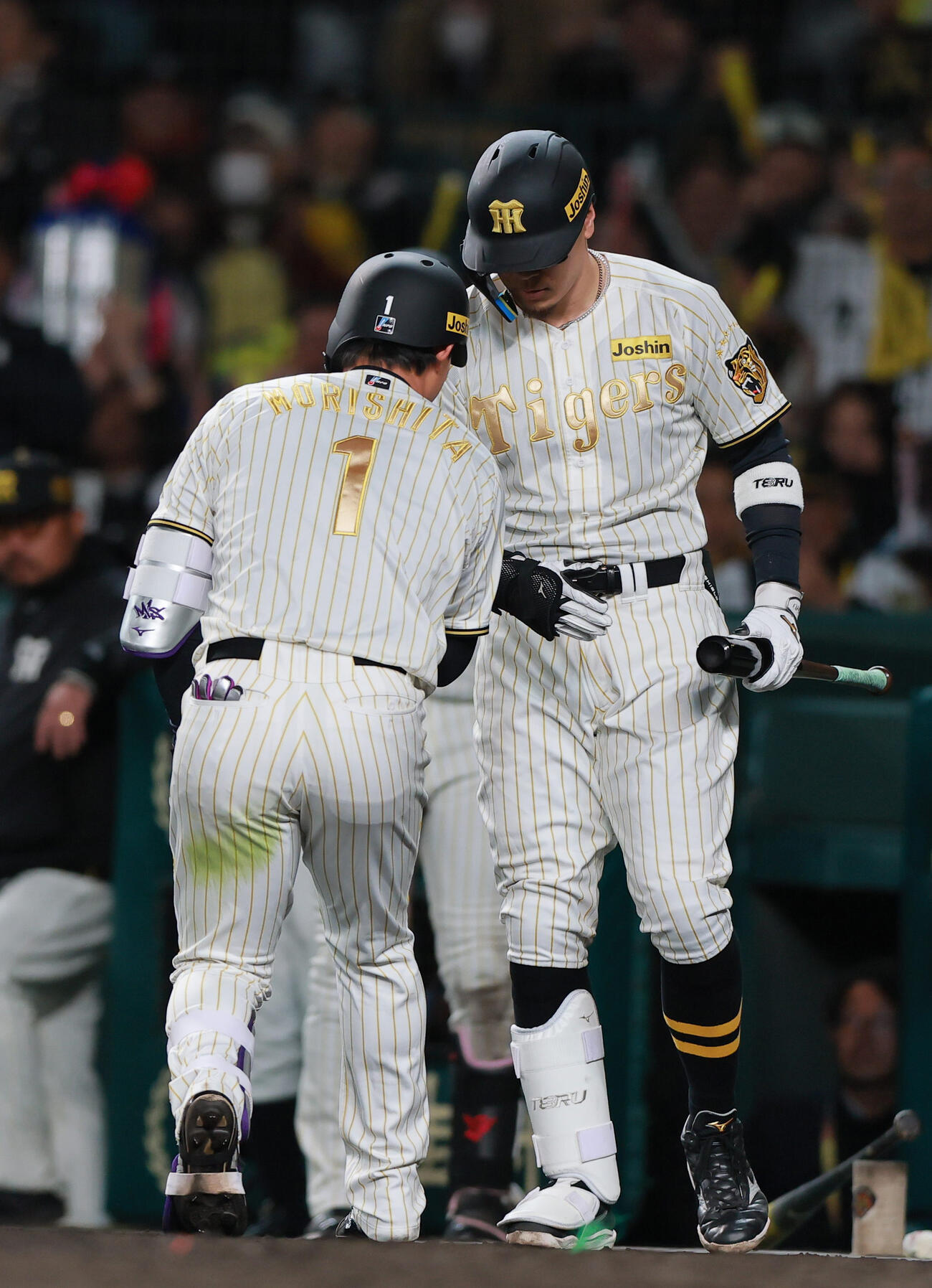 阪神対ヤクルト　5回裏阪神2死二塁、森下（手前）は2点本塁打を放ち生還し佐藤とタッチをかわす（撮影・上山淳一）