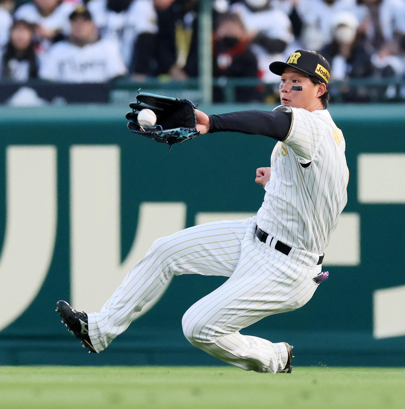 阪神対ヤクルト　1回表ヤクルト無死、森下は長岡の飛球をスライディングキャッチ（撮影・加藤哉）