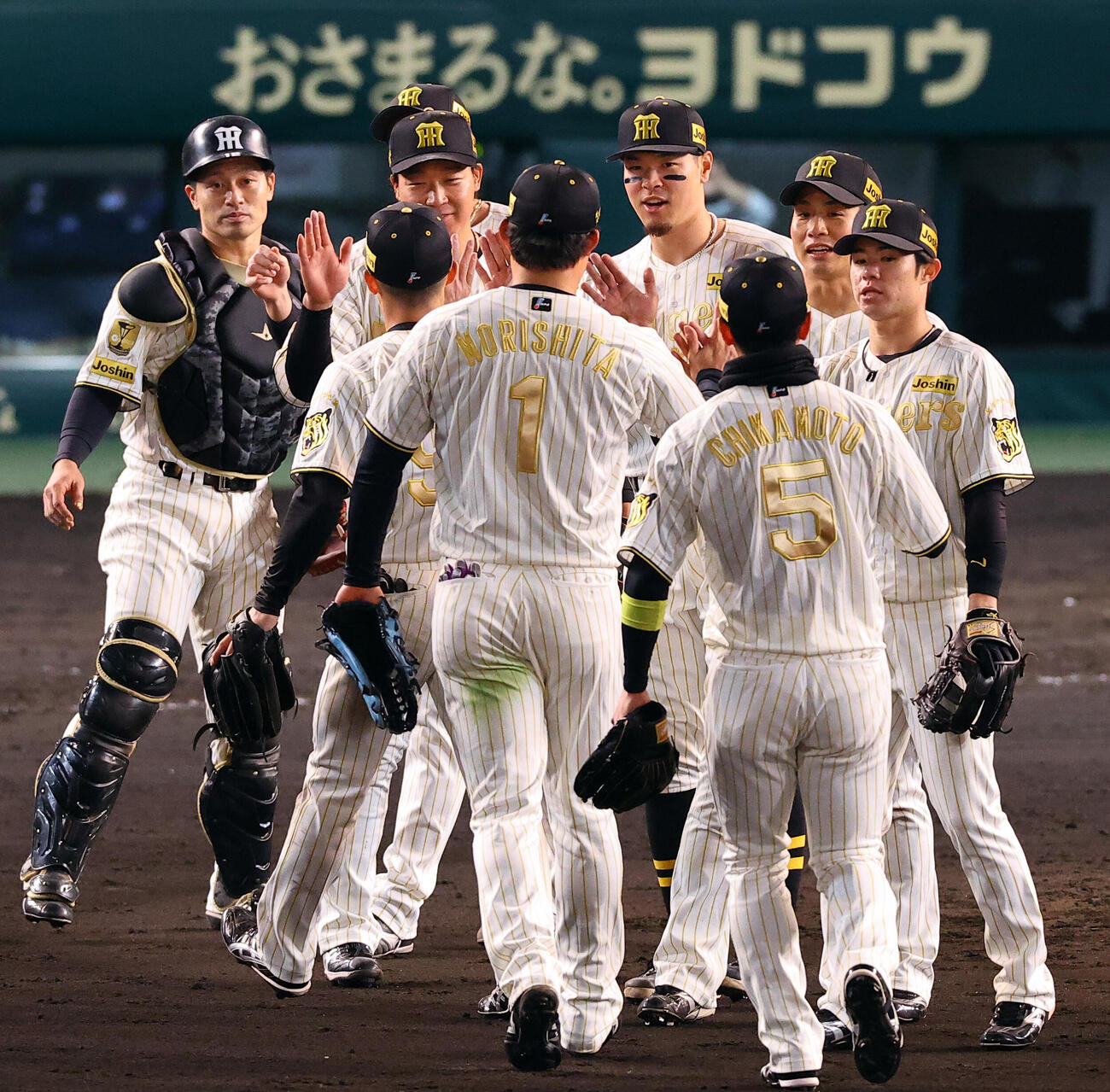 阪神対ヤクルト　ヤクルトに勝利しハイタッチして喜ぶ佐藤（中央）らナイン（撮影・上田博志）
