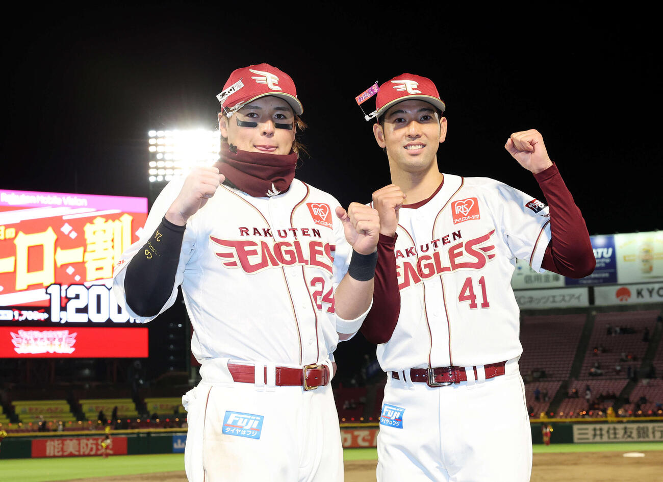 楽天対日本ハム　勝利しガッツポーズする楽天黒川（左）と加治屋（撮影・鈴木正人）　