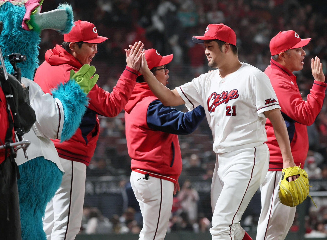 広島対巨人　9回表巨人、抑えで最後を締めた中崎（右）は新井監督とハイタッチ（撮影・加藤孝規）