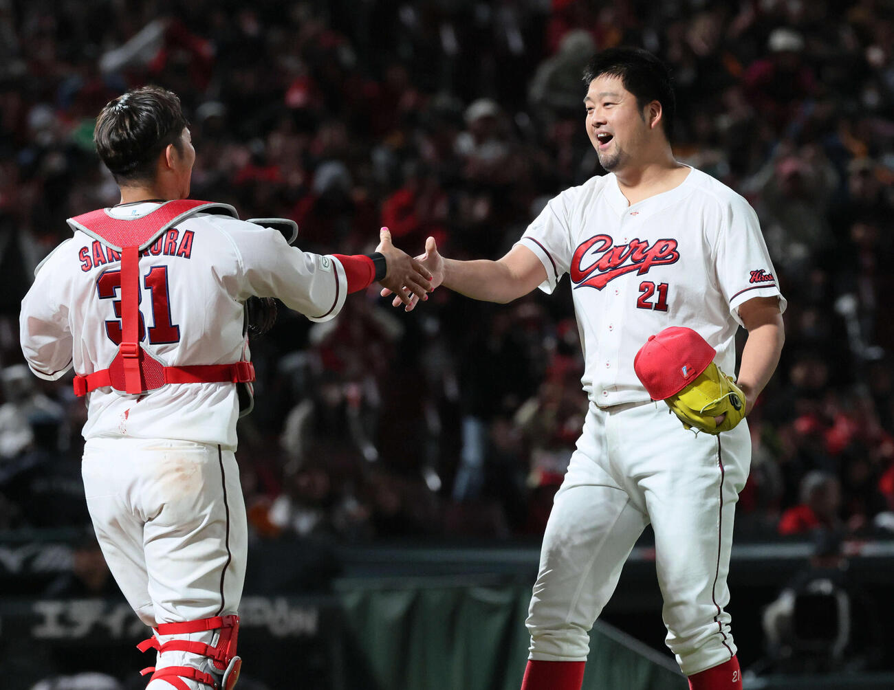 広島対巨人　抑えで最後を締めた中崎（右）と坂倉（撮影・加藤孝規）