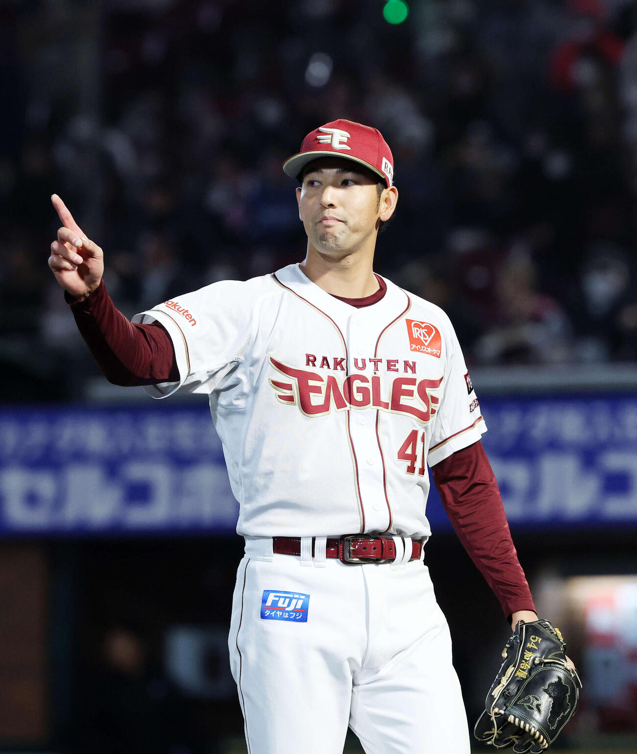 楽天対日本ハム　4回表、日本ハムの攻撃を抑えベンチに引き揚げる楽天加治屋（撮影・鈴木正人）　