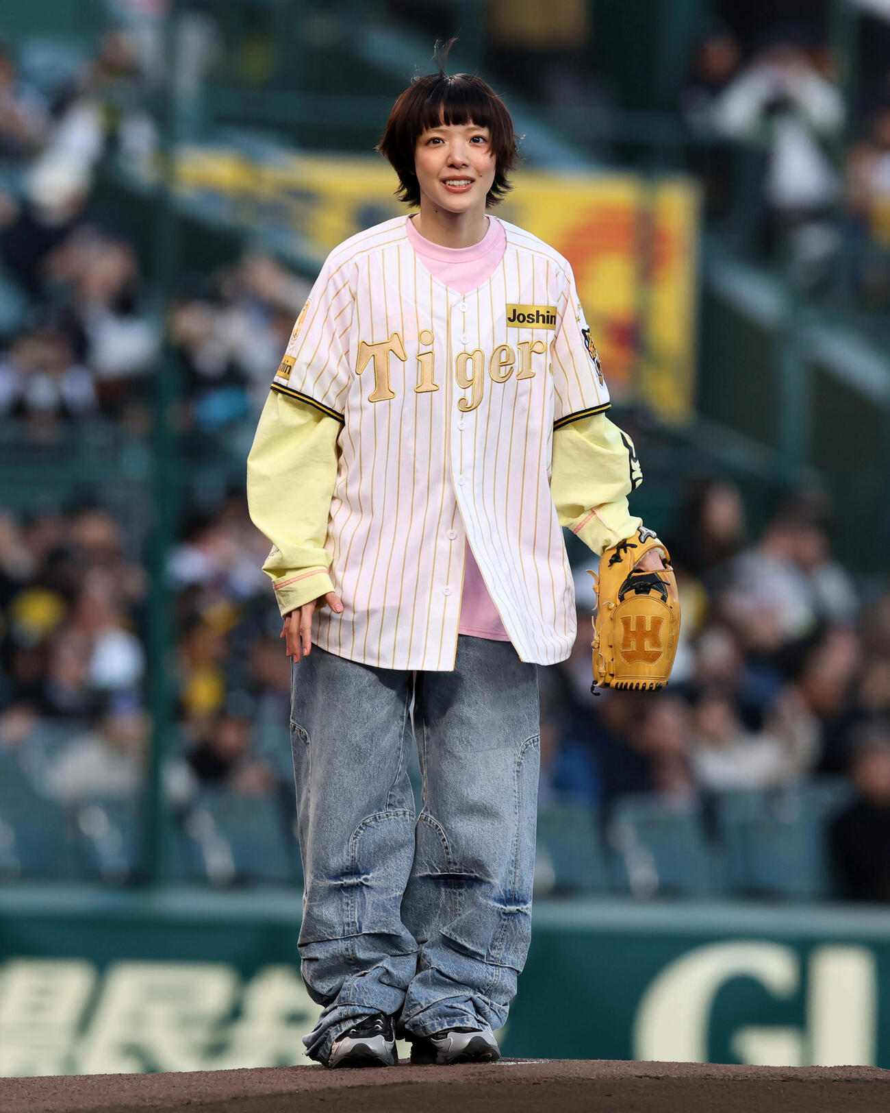 阪神対ヤクルト　始球式を行った歌手のあいみょん（撮影・加藤哉）