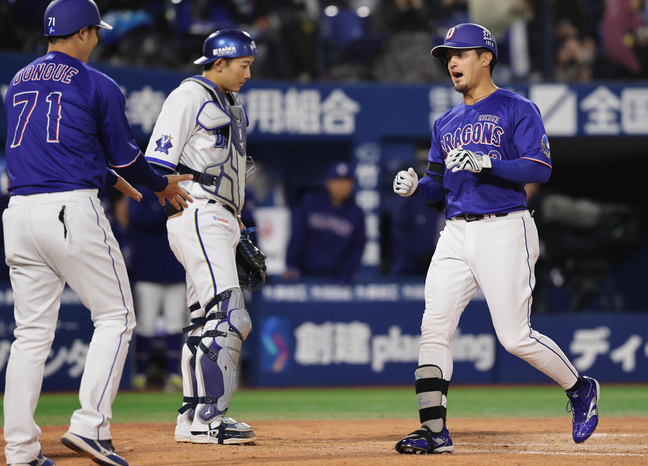 DeNA対中日　9回表中日無死一塁、2点本塁打を放ち喜ぶ板山（撮影・野上伸悟）
