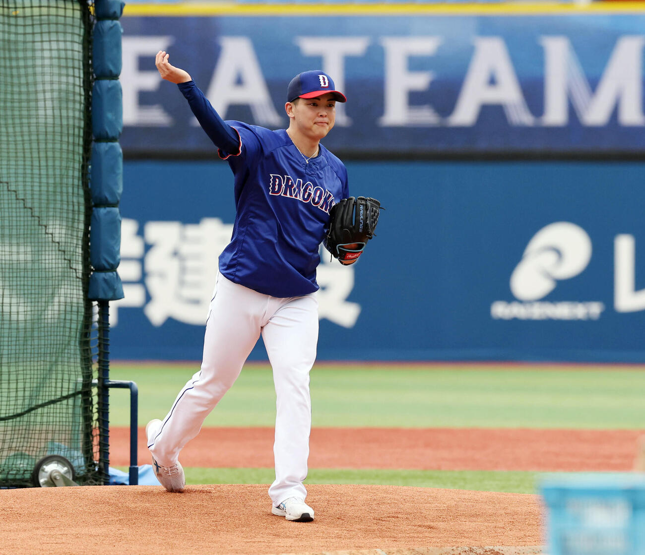 マウンドを確認する中日中西（撮影・野上伸悟）