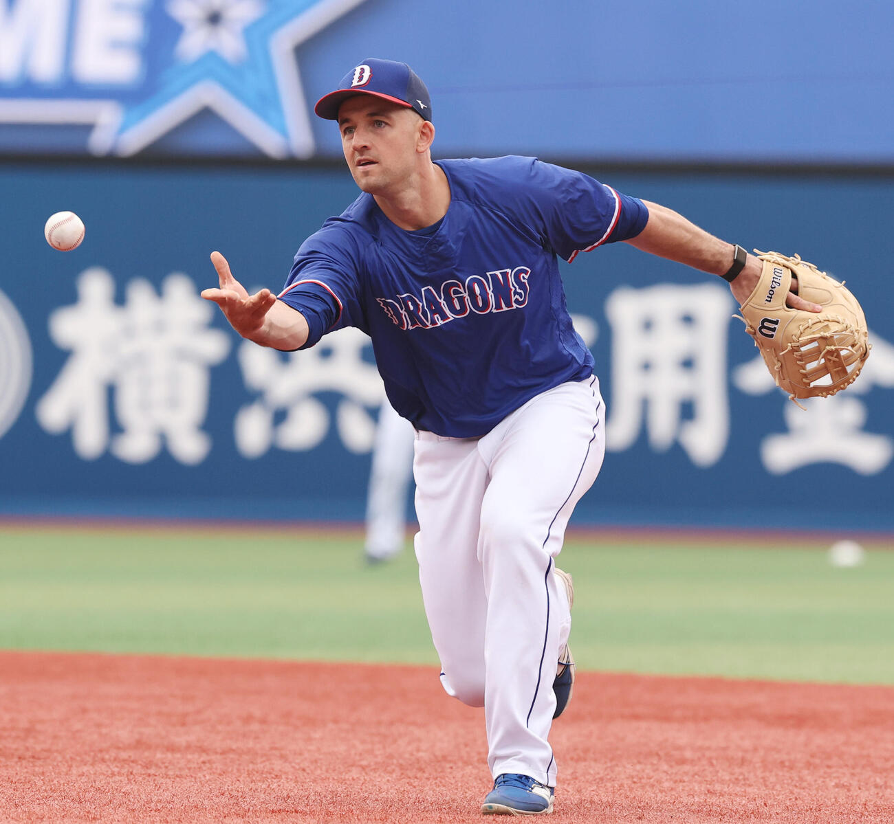 DeNA対中日　試合前に一塁でノックを受ける中日ボスラー（撮影・野上伸悟）