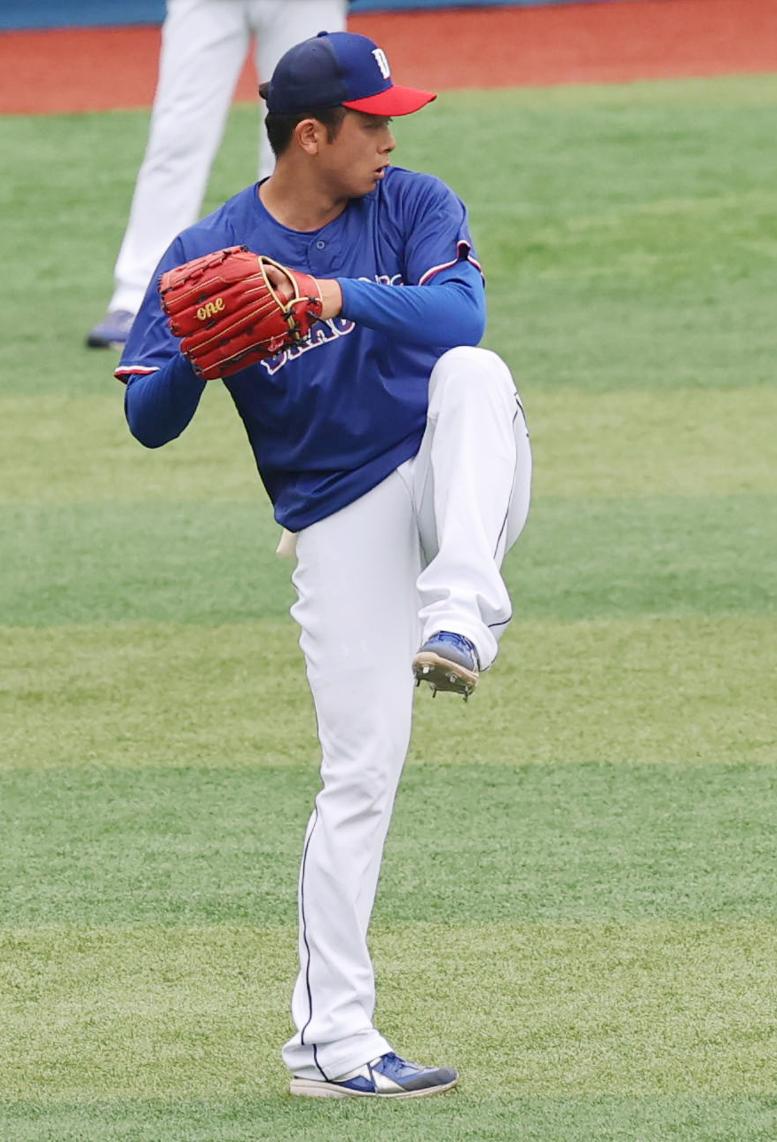 DeNA対中日　試合前にキャッチボールする中日松山（撮影・野上伸悟）