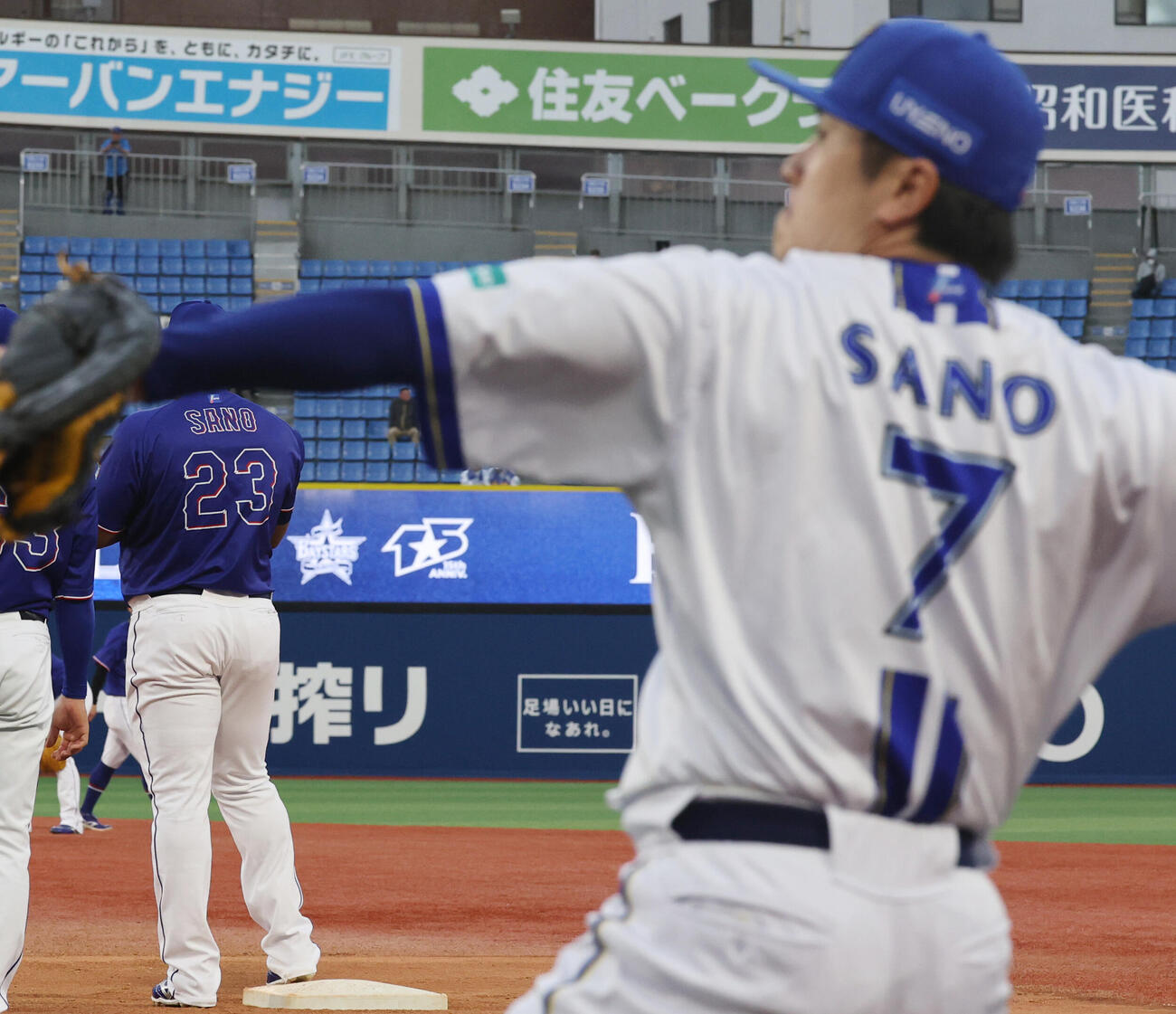 DeNA対中日　DeNA佐野（手前）と中日サノー（撮影・野上伸悟）