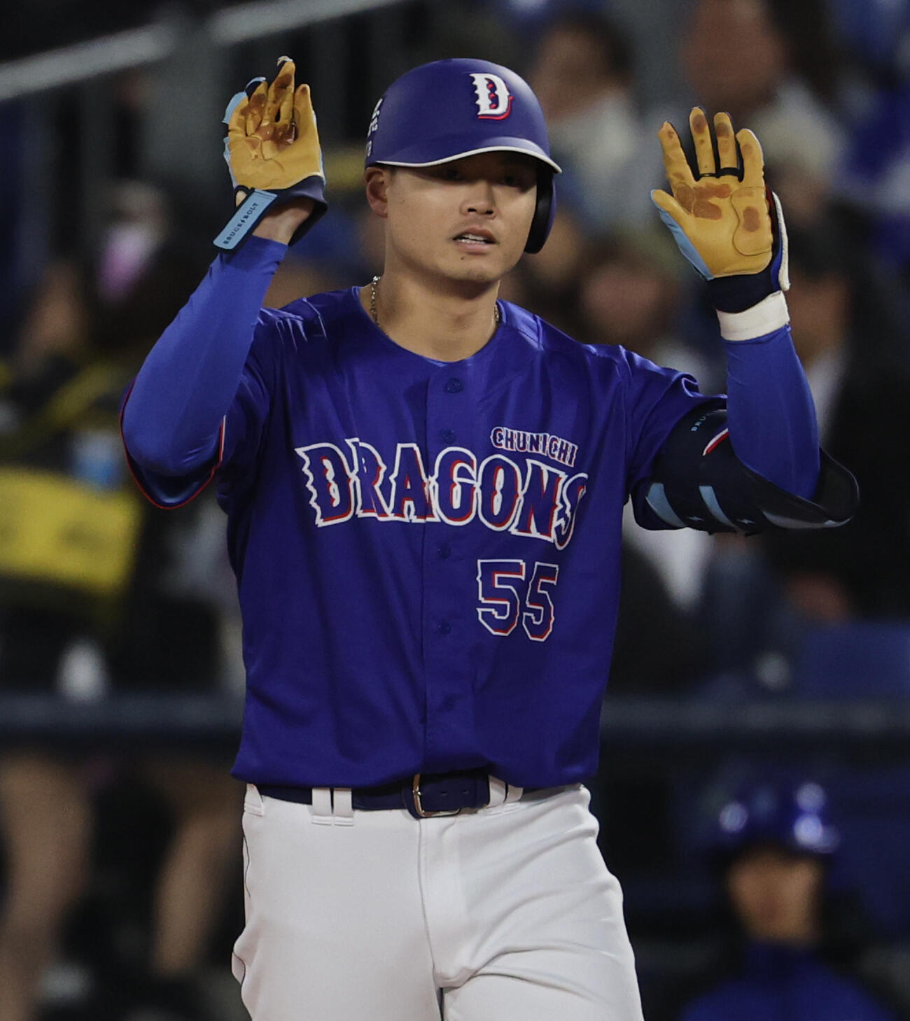 DeNA対中日　1回表中日1死一、三塁、」先制適時安打を放ち喜ぶ細川（撮影・野上伸悟）