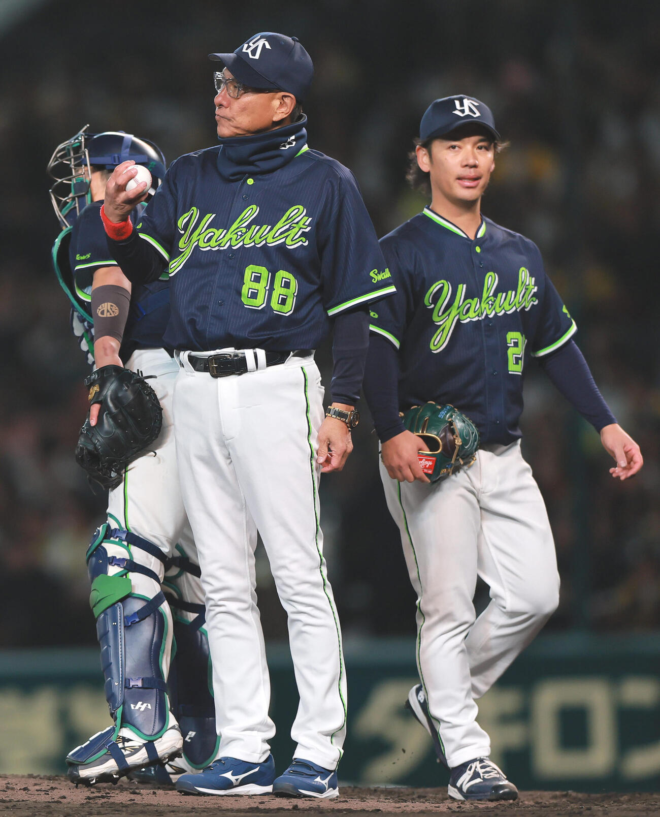 阪神対ヤクルト　5回途中で先発小川（右）を交代させるヤクルト池山監督（撮影・上山淳一）