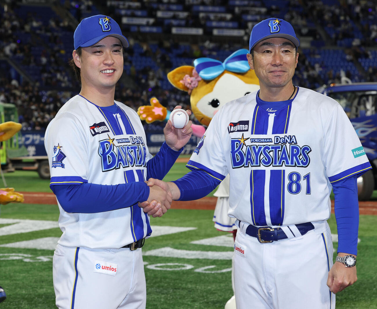 DeNA対中日　プロ初勝利を挙げ相川監督（右）と喜ぶDeNA橋本（撮影・野上伸悟）