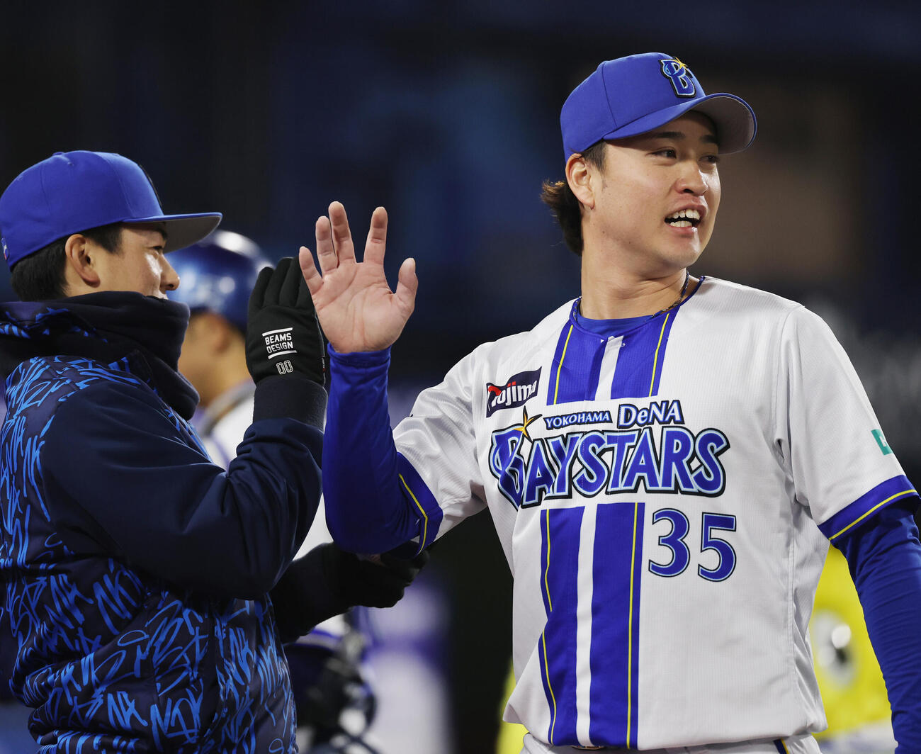 DeNA対中日　5回表を抑え笑顔でベンチに戻るDeNA橋本（撮影・野上伸悟）
