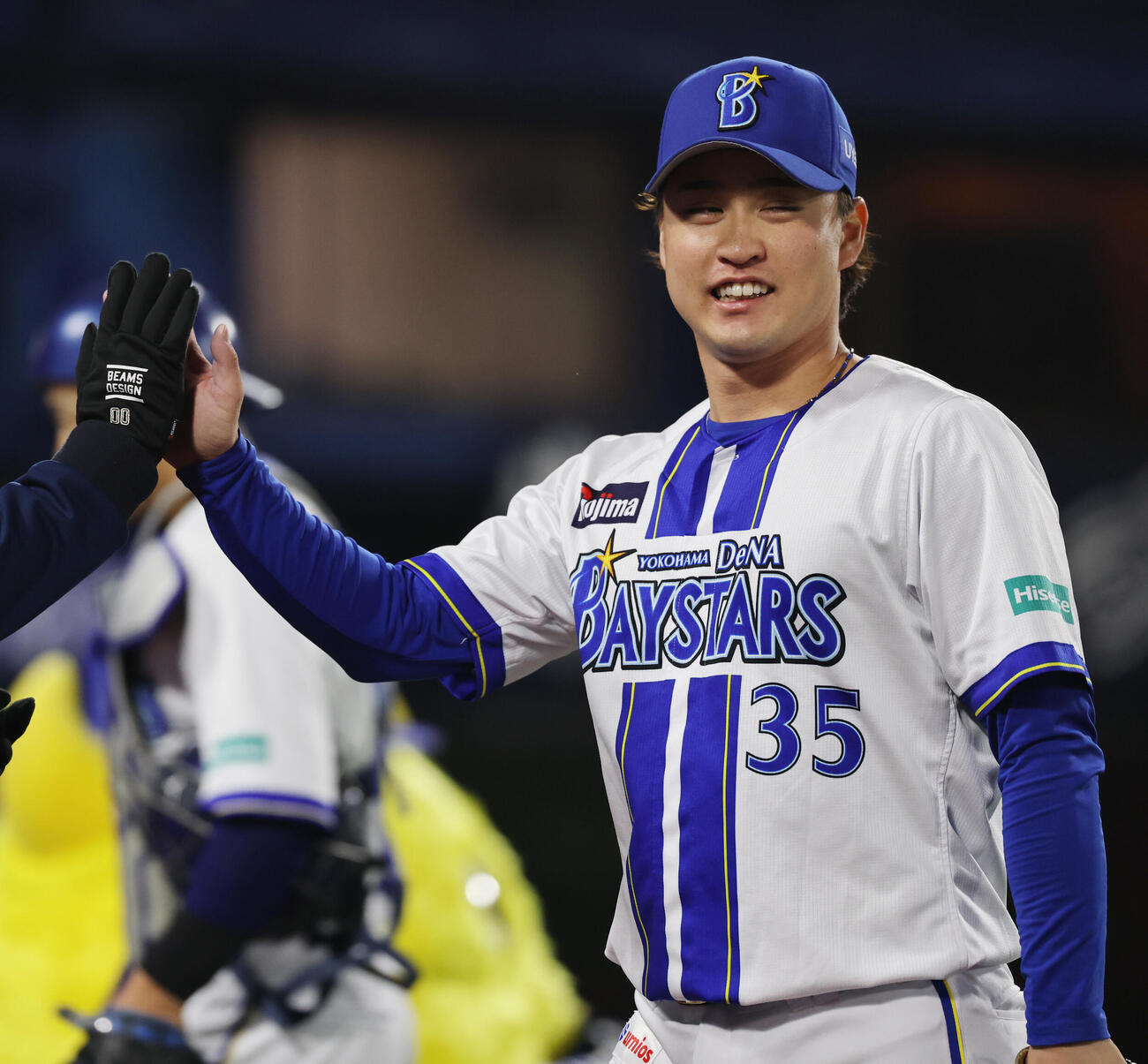 DeNA対中日　5回表を抑え笑顔でベンチに戻るDeNA橋本（撮影・野上伸悟）