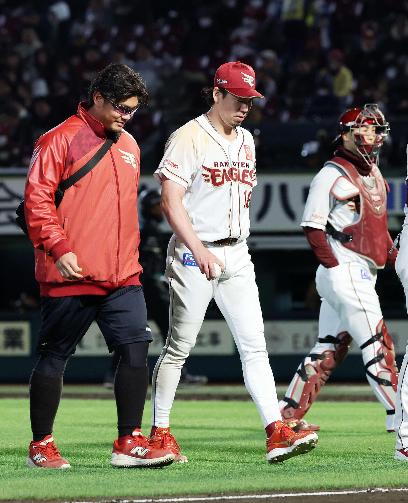 楽天対日本ハム　4回表、降板する楽天前田健（撮影・鈴木正人）　