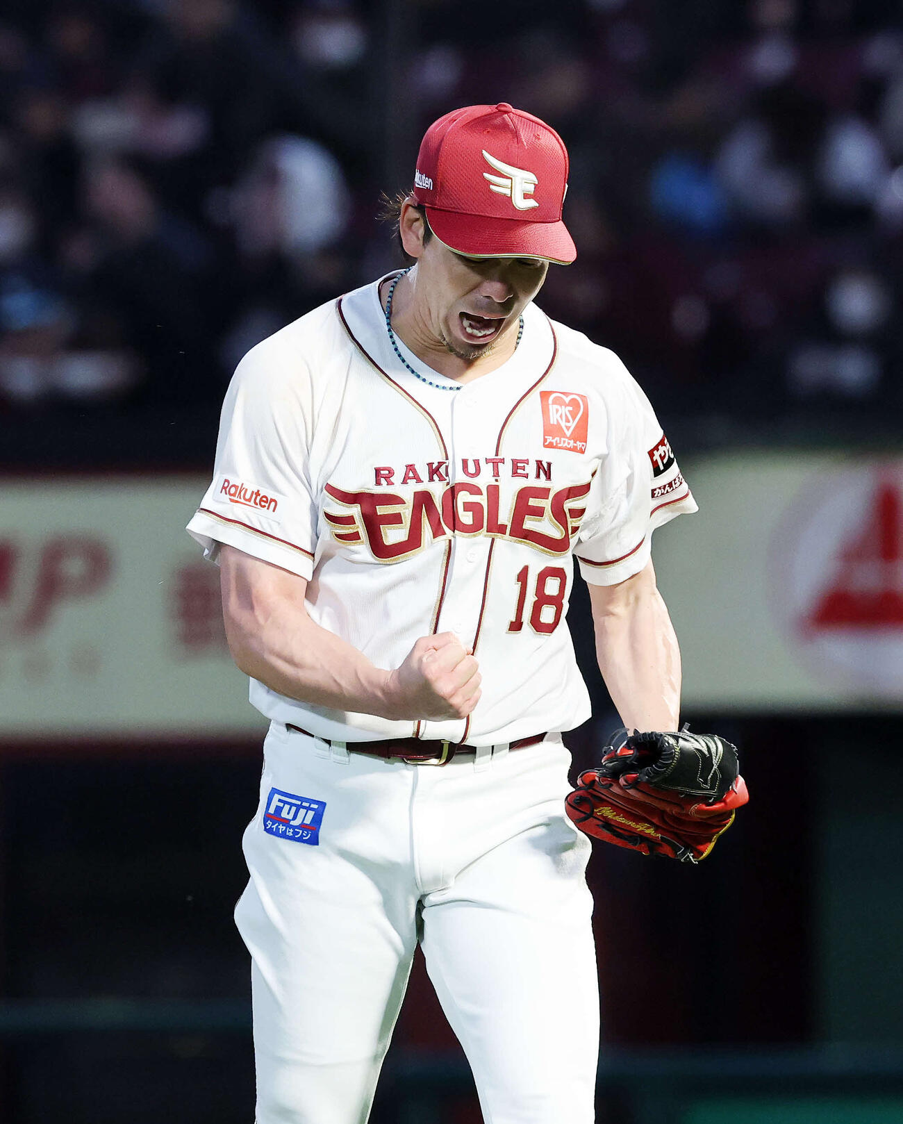 楽天対日本ハム　1回表、日本ハムの攻撃を抑えガッツポーズで雄たけびを上げる楽天前田健（撮影・鈴木正人）　